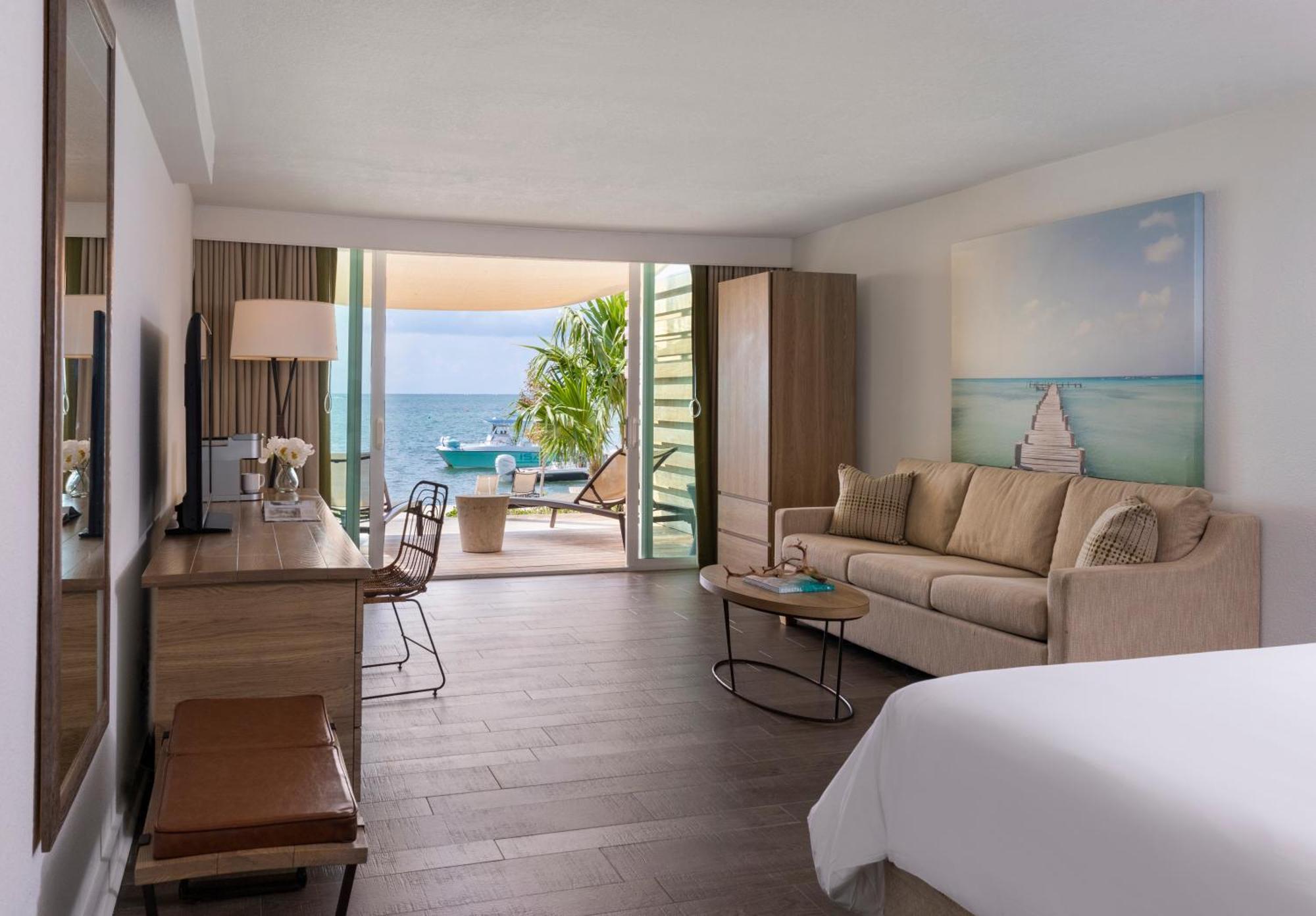 Zimmer mit Kingsize-Bett und Meerblick