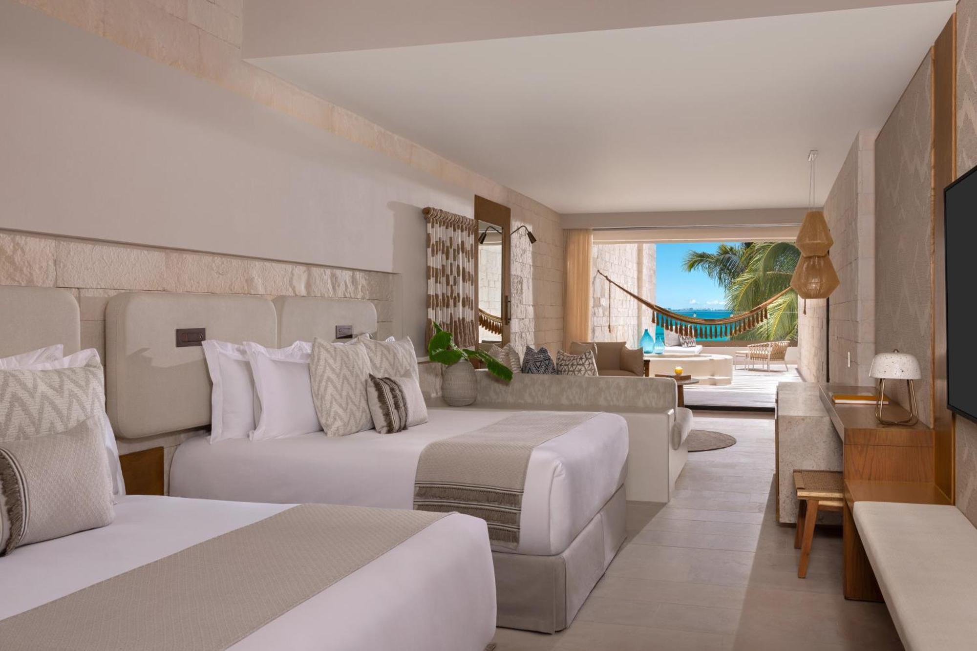 Signature Junior Suite mit Doppelbetten und Whirlpool – am Meer gelegen