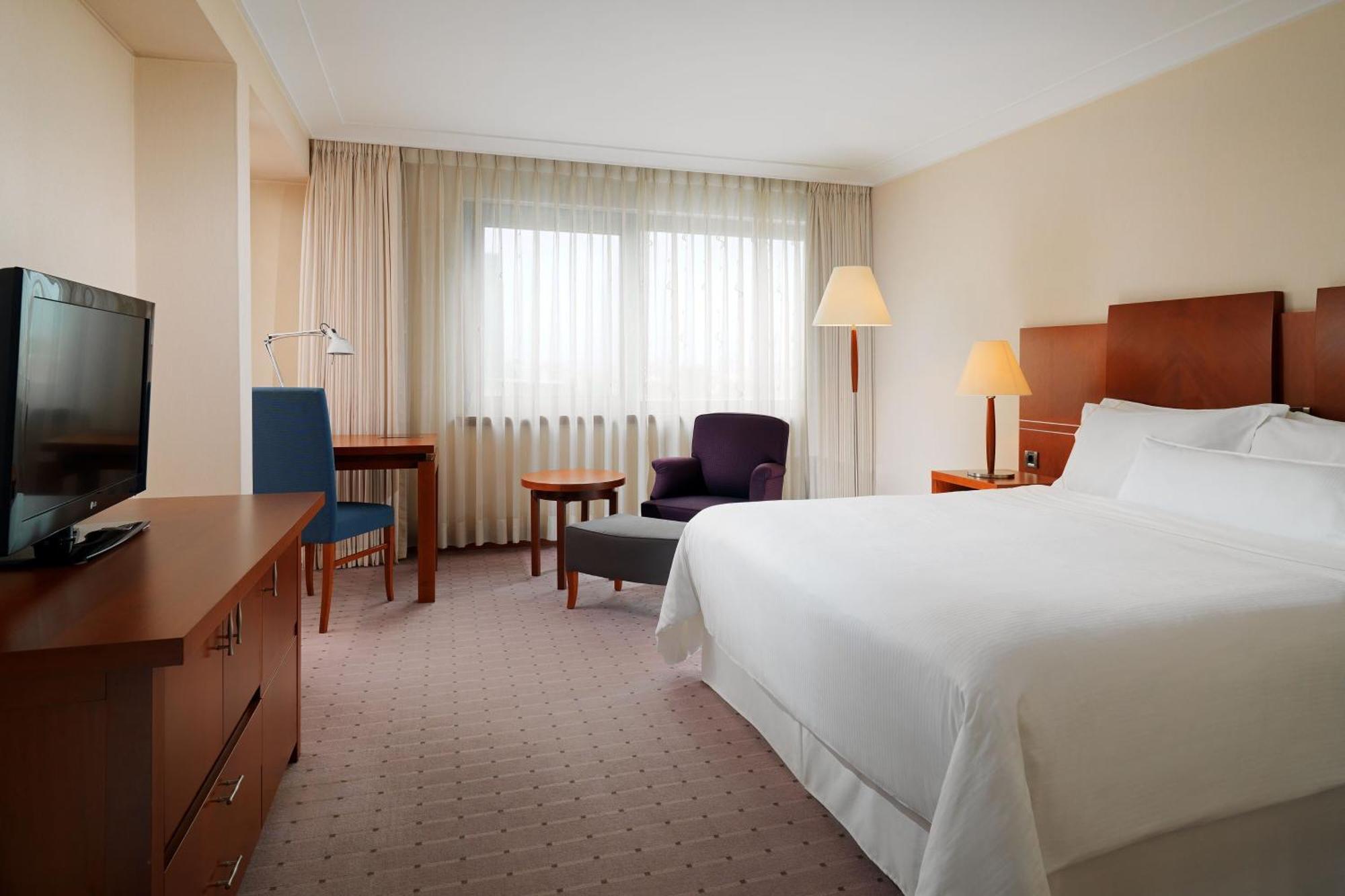 Deluxe Zimmer mit Kingsize-Bett für Nichtraucher mit Stadtblick