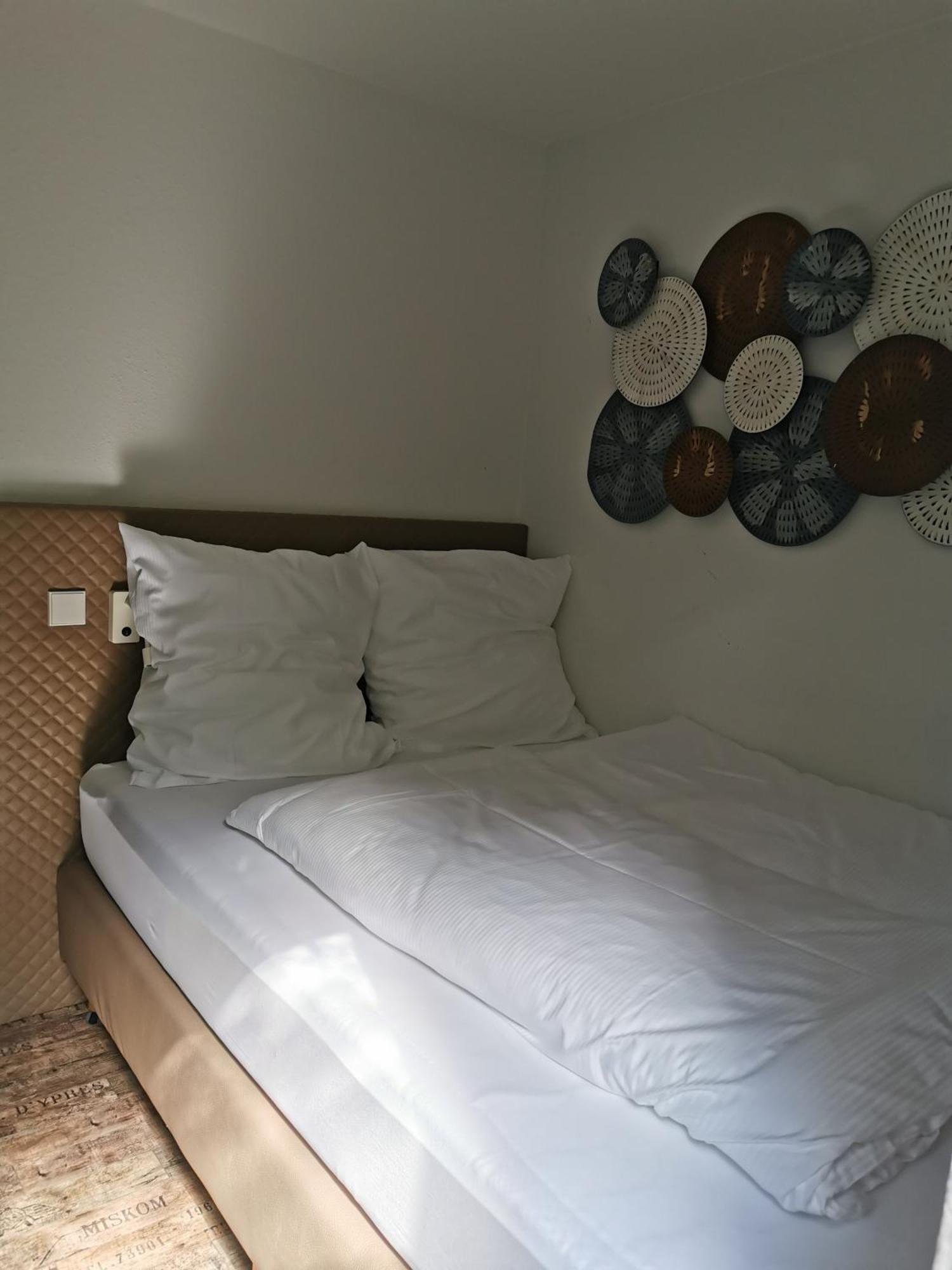 Doppelzimmer mit kleinem Balkon
