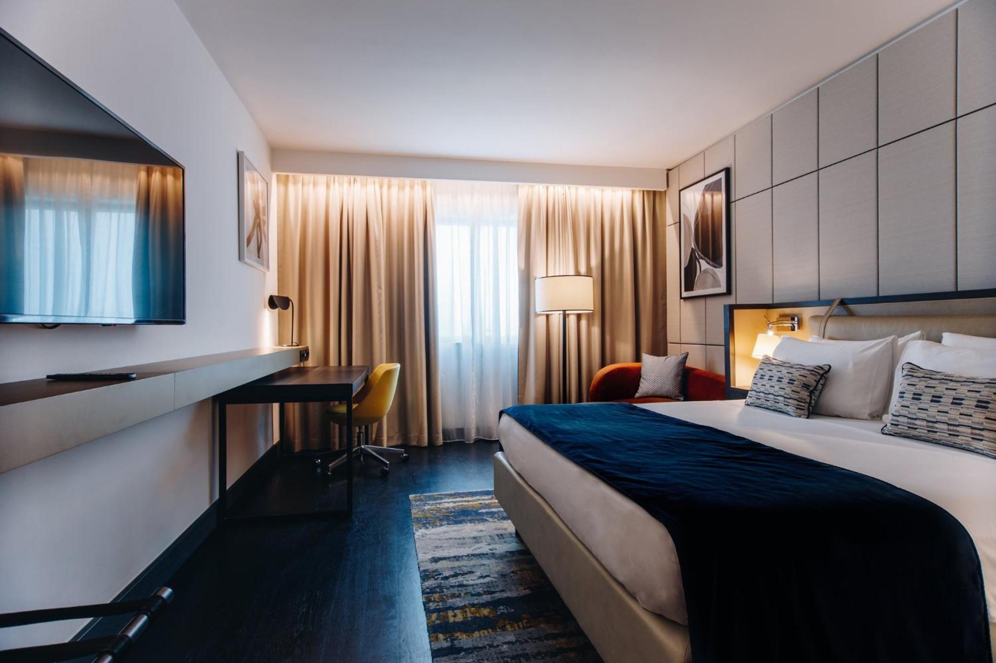 Standardzimmer mit Kingsize-Bett und Zugang zur Lounge