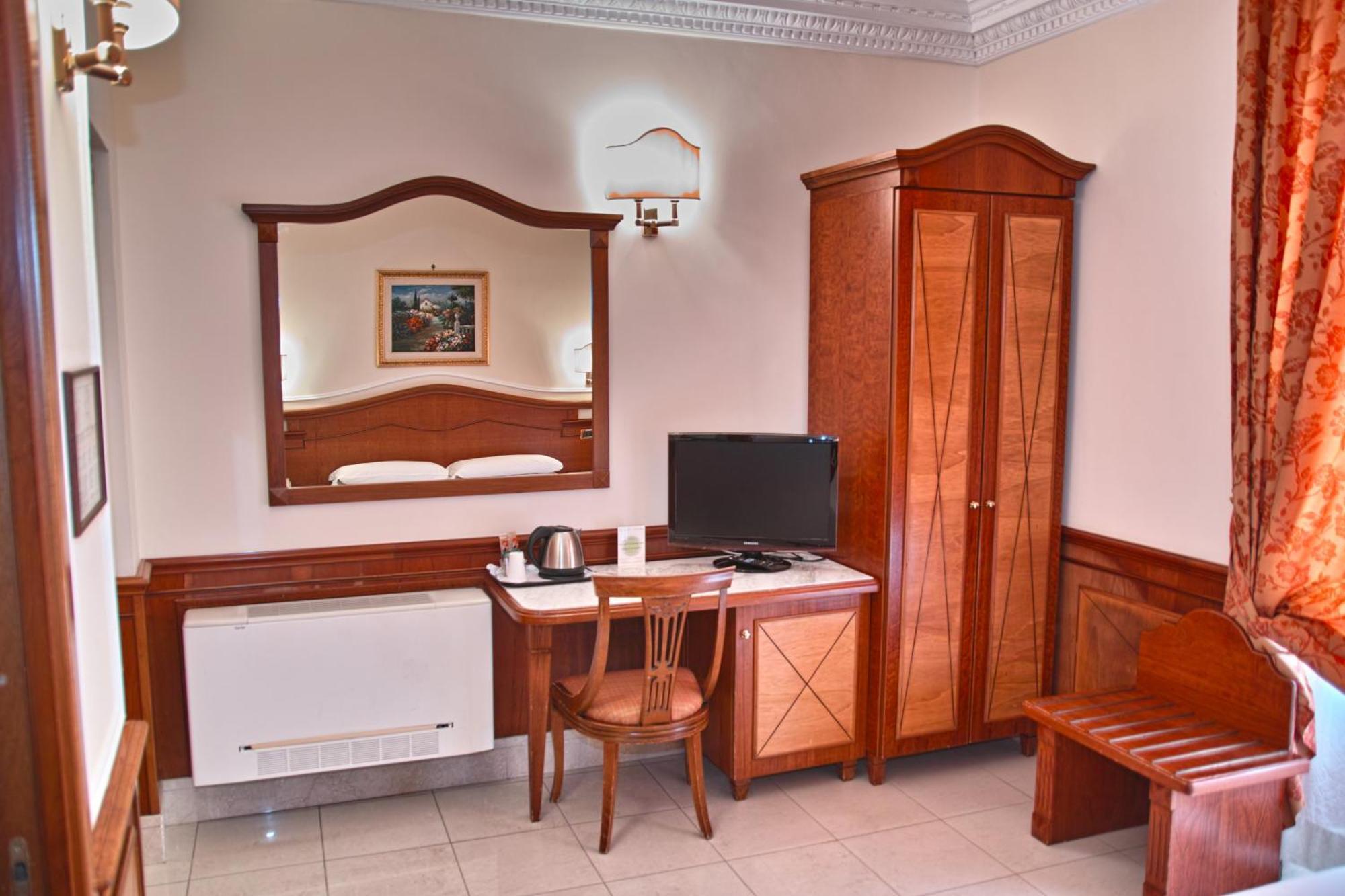 Doppel-/Zweibettzimmer mit Stadtblick