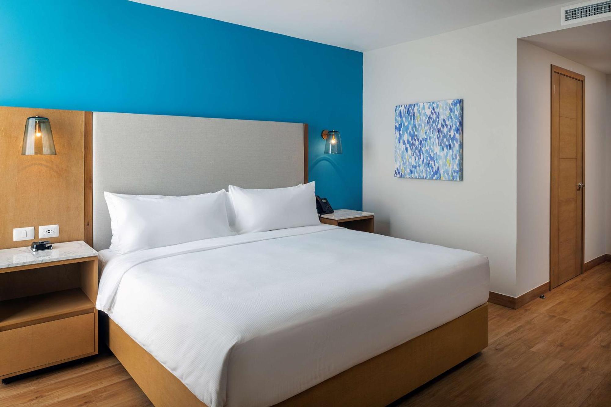 Zimmer mit Kingsize-Bett und ebenerdiger Dusche - barrierefrei, für Hörgeschädigte geeignet