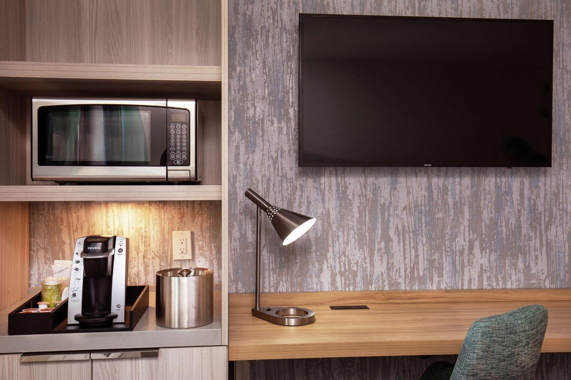 Zimmer mit 2 Queensize-Betten und Stadtblick