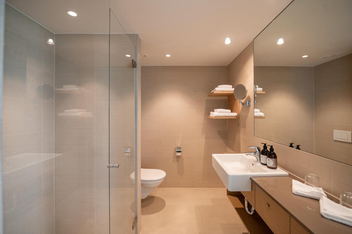 Superior Doppelzimmer mit Seeblick und einem Balkon.