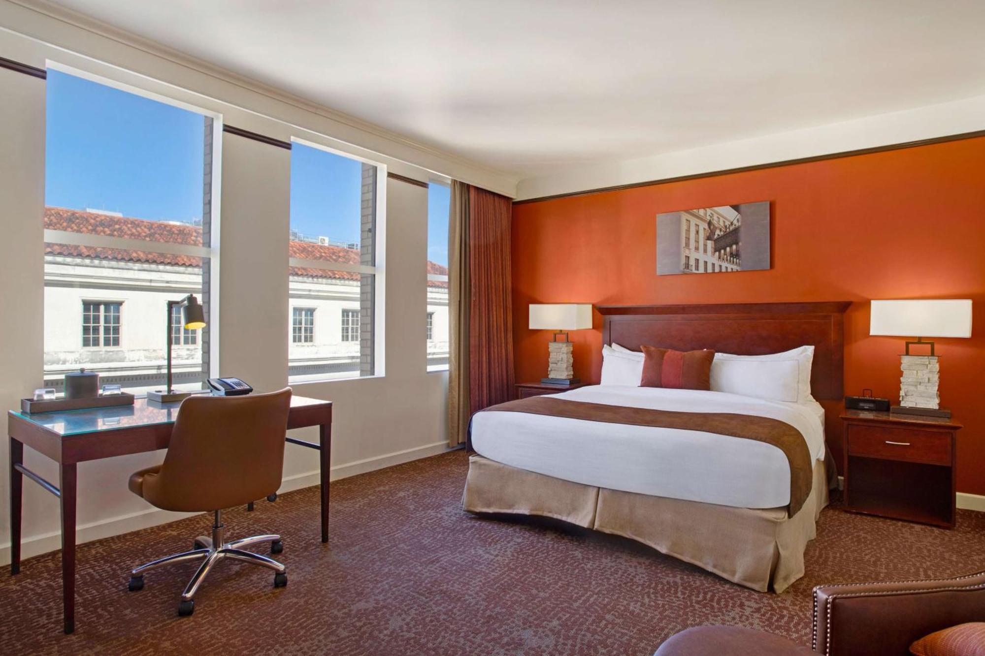 Zimmer mit Kingsize-Bett und barrierefreier Badewanne - barrierefrei und für Hörgeschädigte geeignet