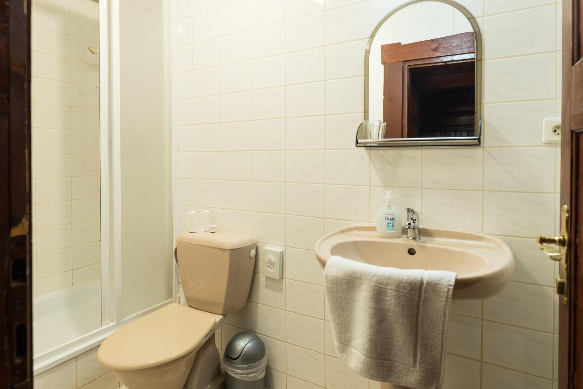 Vierbettzimmer mit privatem externen Bad