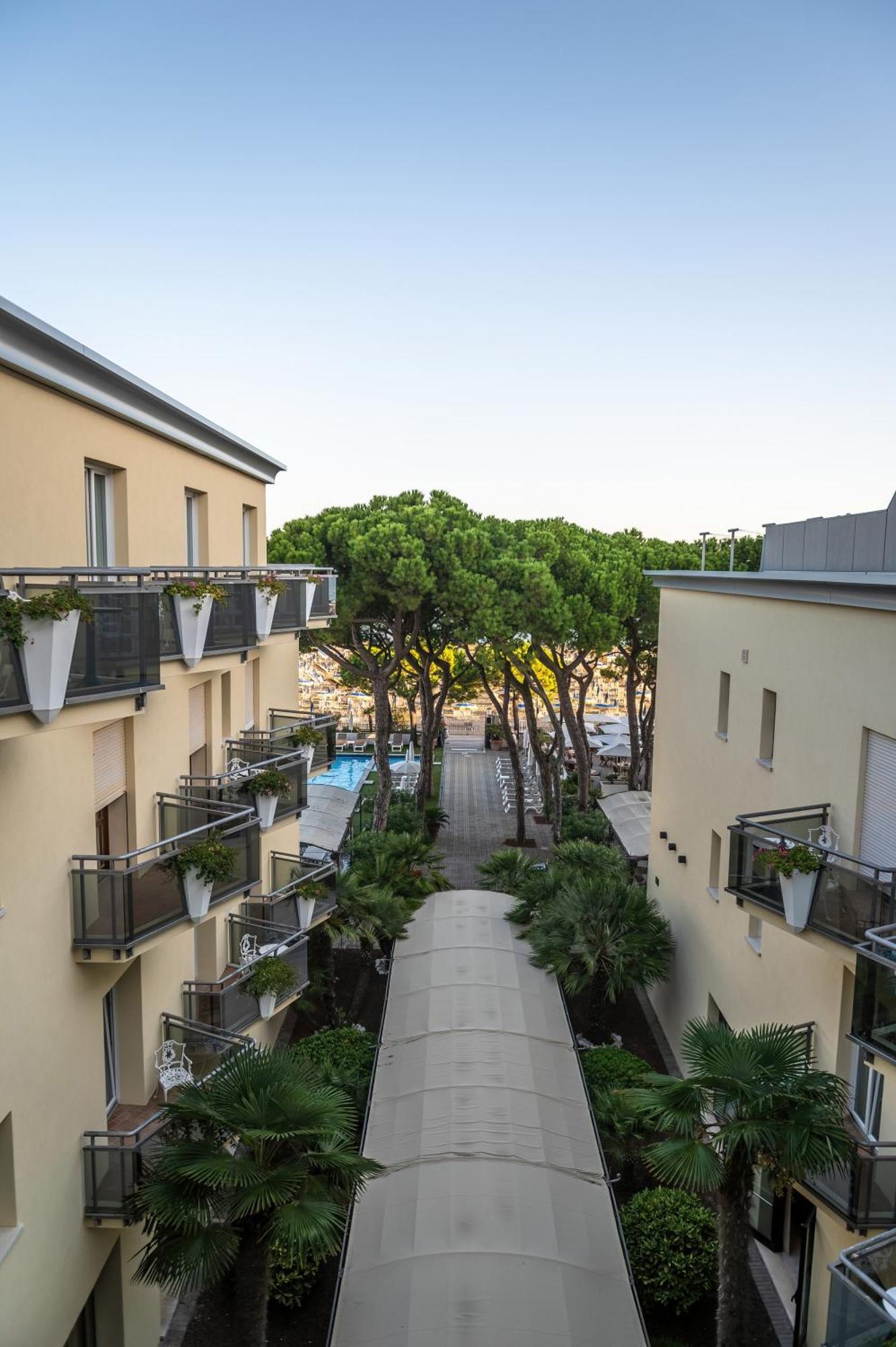 Deluxe Vierbettzimmer mit Balkon und eingeschränktem Meerblick