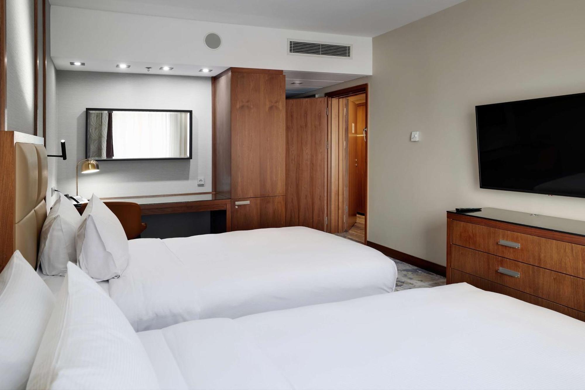 Familienzimmer mit Kingsize-Bett und 2 Einzelbetten