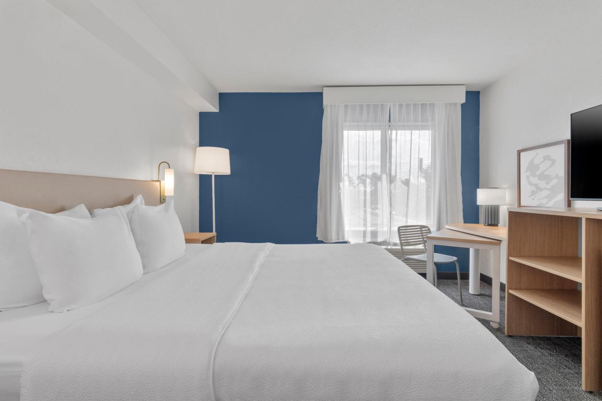 Zimmer mit Kingsize-Bett und Badewanne - barrierefrei, für Hörgeschädigte geeignet
