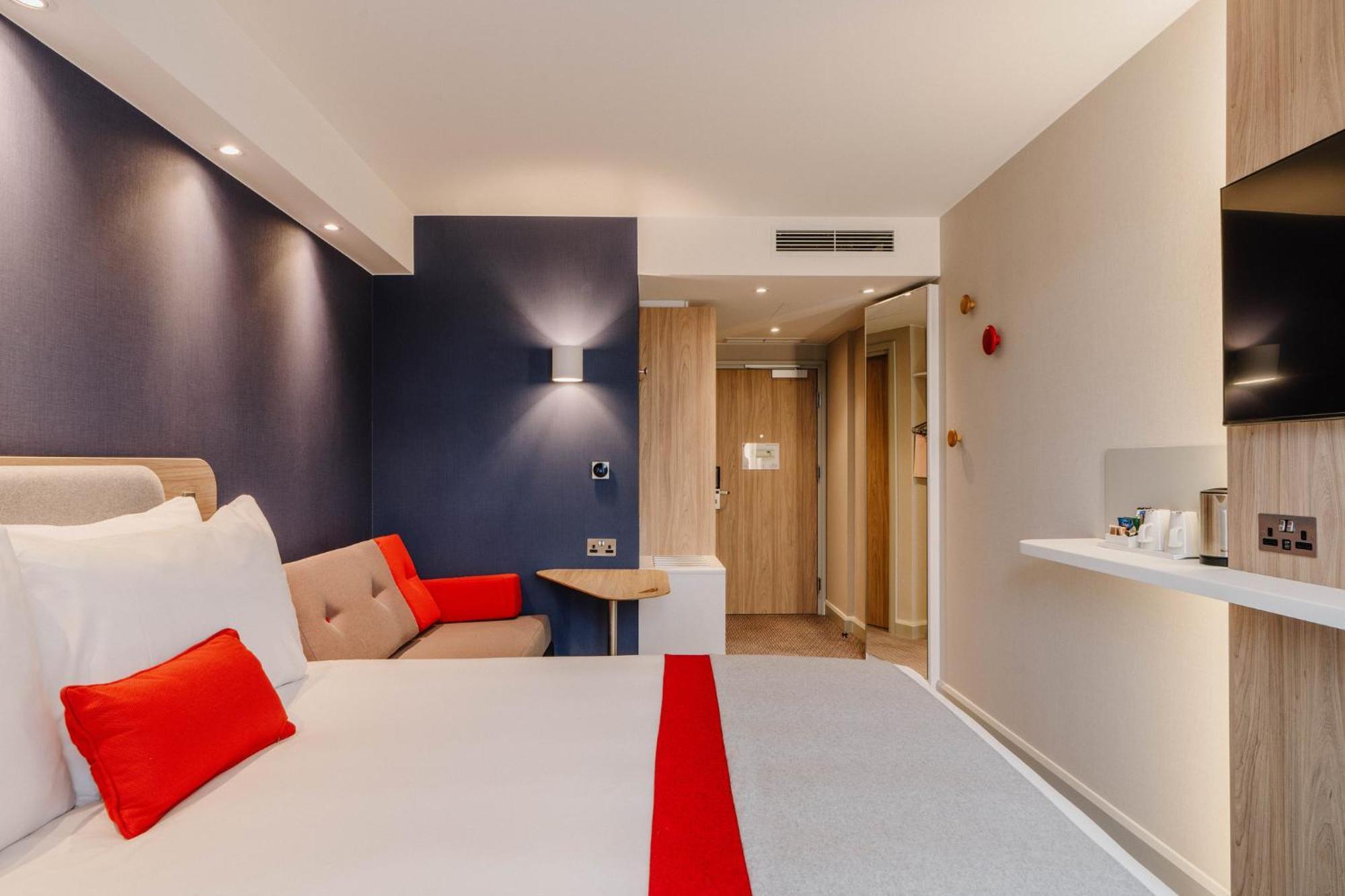 Standard Queen Room with Sofa Bed and CIty View - Free Hot Breakfast