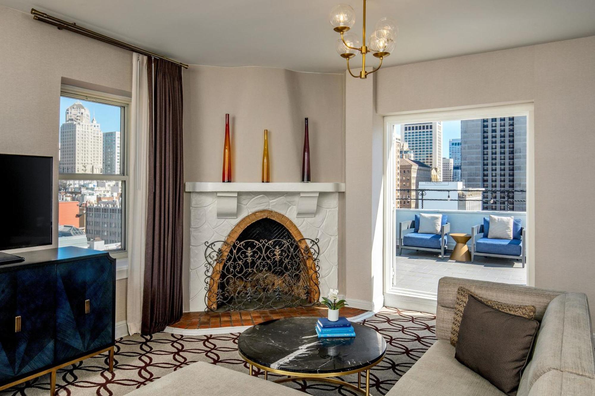 Royal Suite mit 1 Schlafzimmer mit 1 Kingsize-Bett, Blick auf die Skyline und Balkon