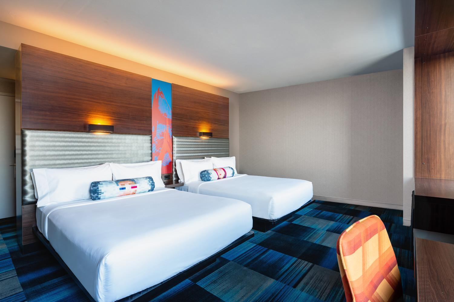 Zimmer Aloft mit 2 Queensize-Betten