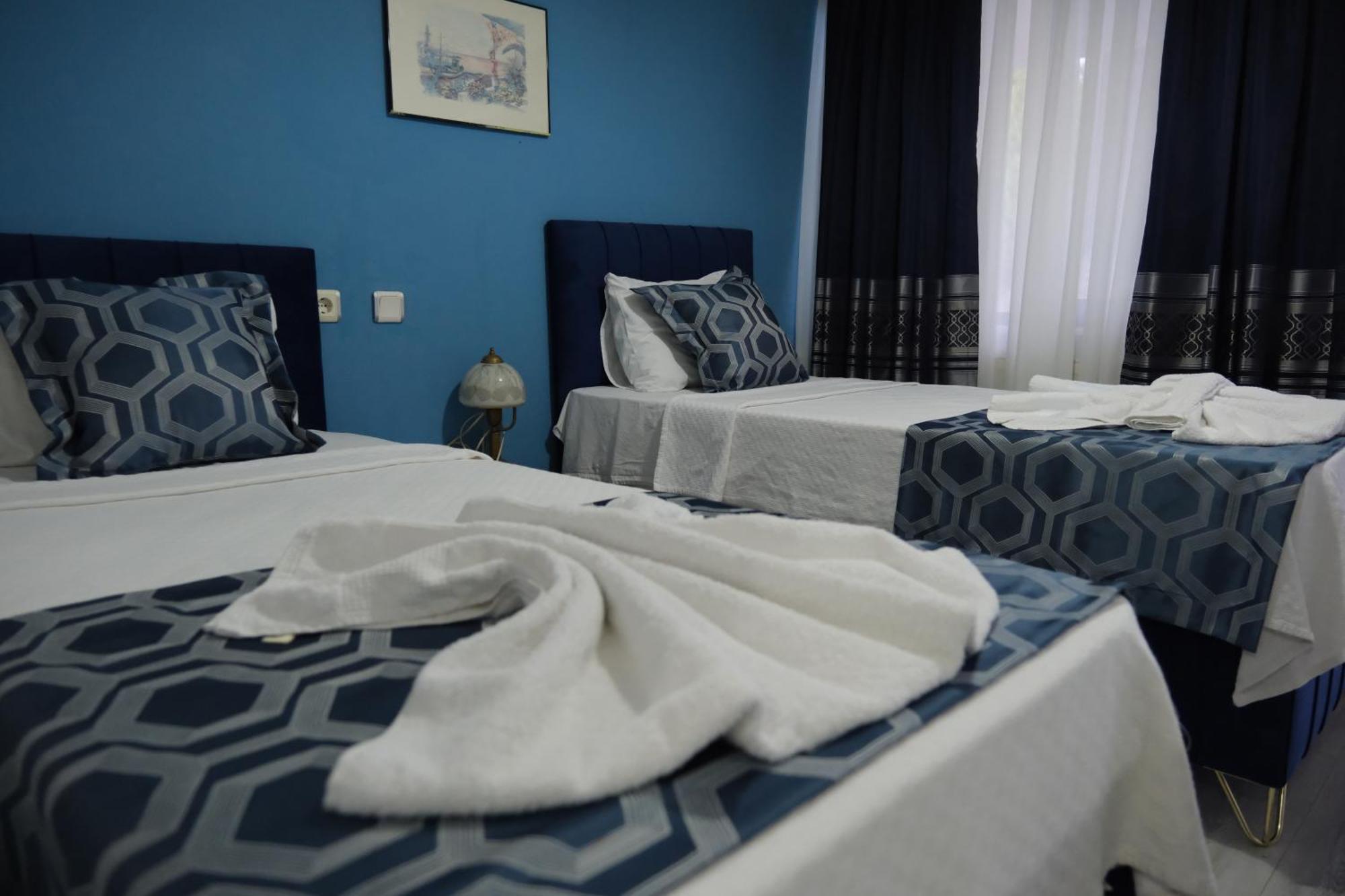 Doppel-/Zweibettzimmer mit Poolblick