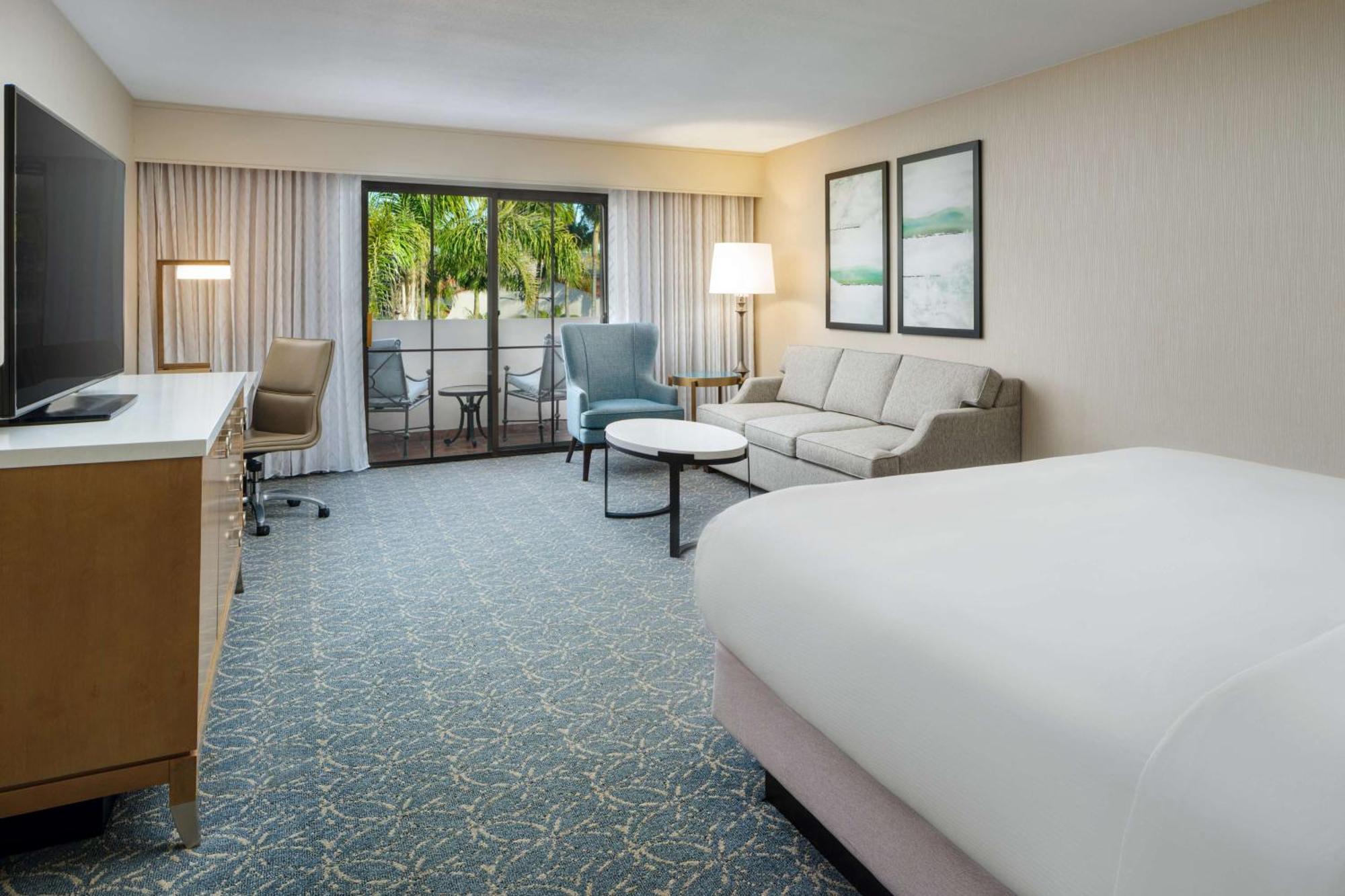 King Room Bath Tub Mobility Access