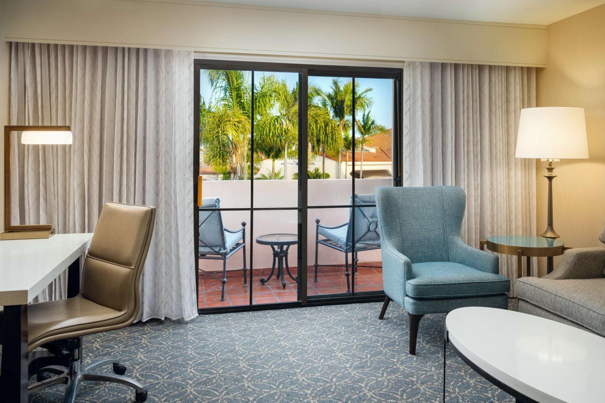 King Room Bath Tub Mobility Access