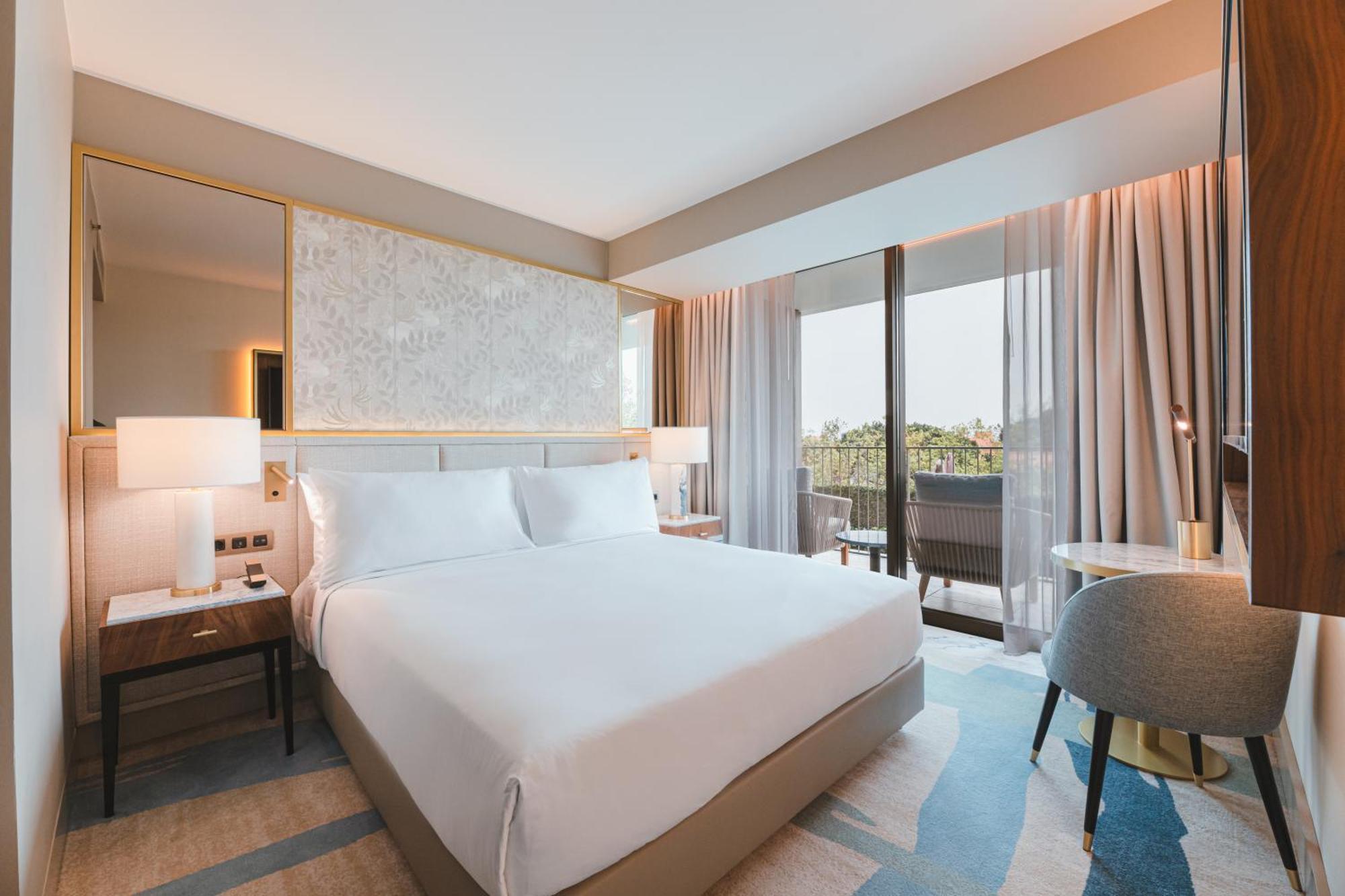 Zimmer mit Kingsize-Bett und Balkon