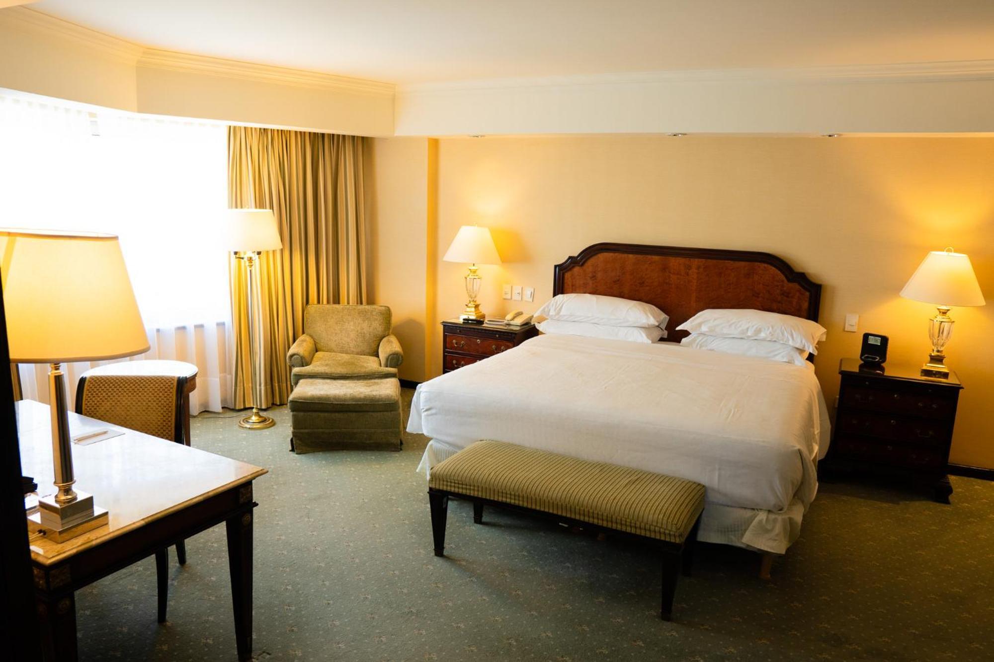 Größere Club Suite mit Zugang zur Club Lounge und 1 Schlafzimmer mit Kingsize-Bett