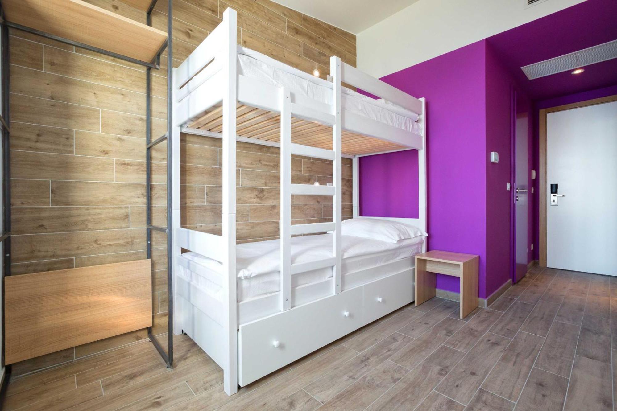 Zweibettzimmer mit Etagenbetten und Meerblick