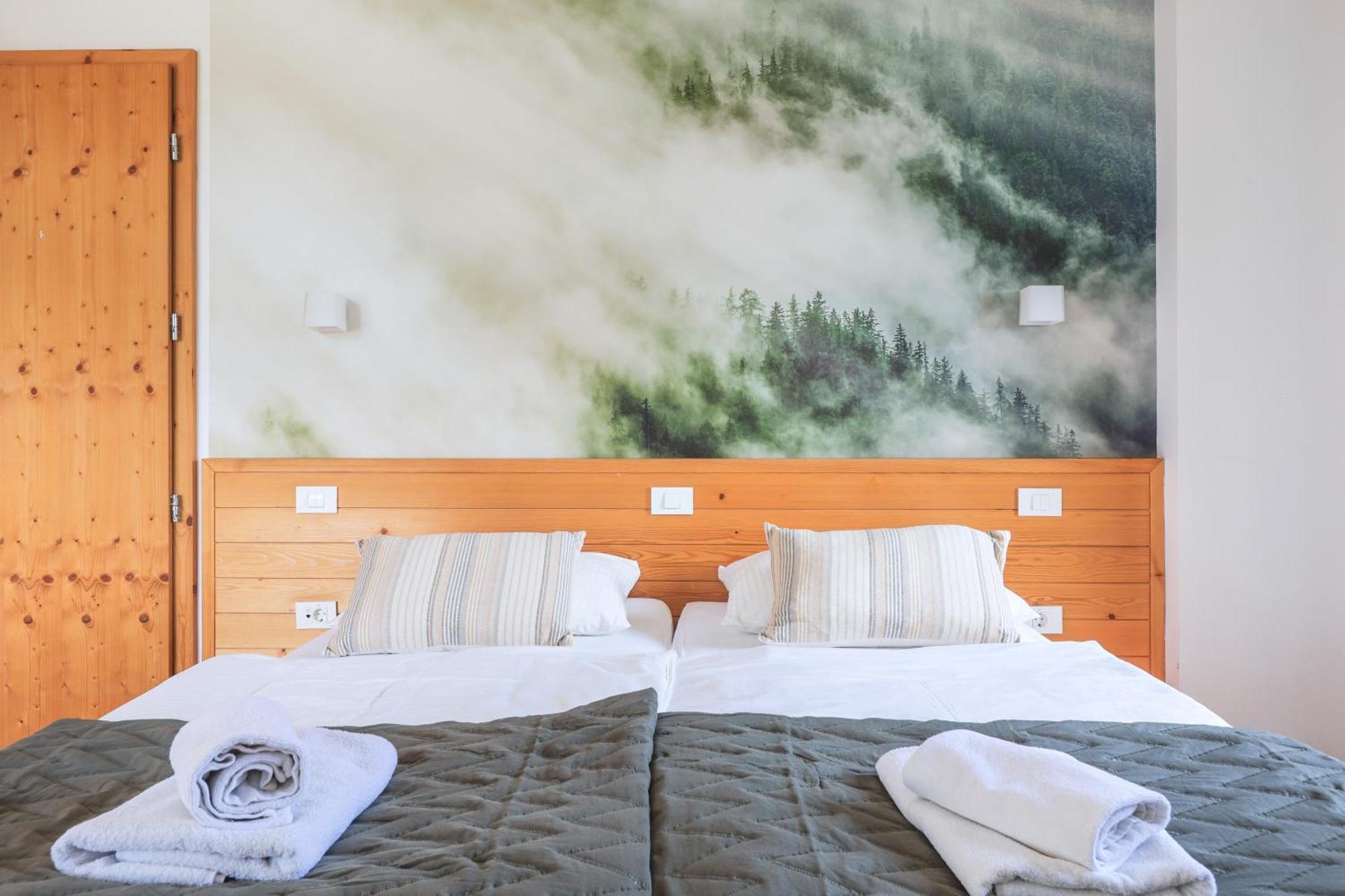 Doppel-/Zweibettzimmer mit Balkon