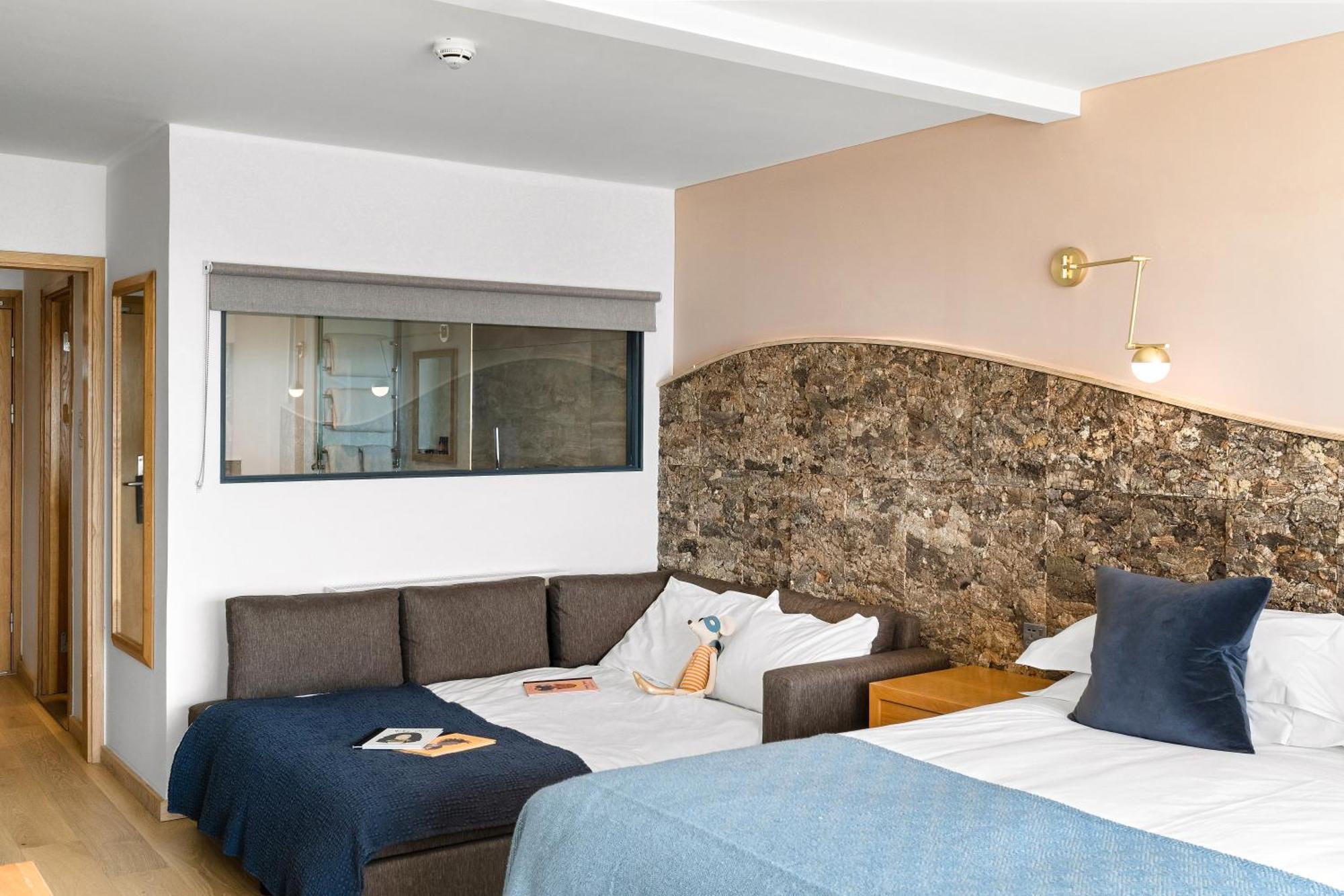 Geräumiges Doppel-/Zweibettzimmer mit Meerblick