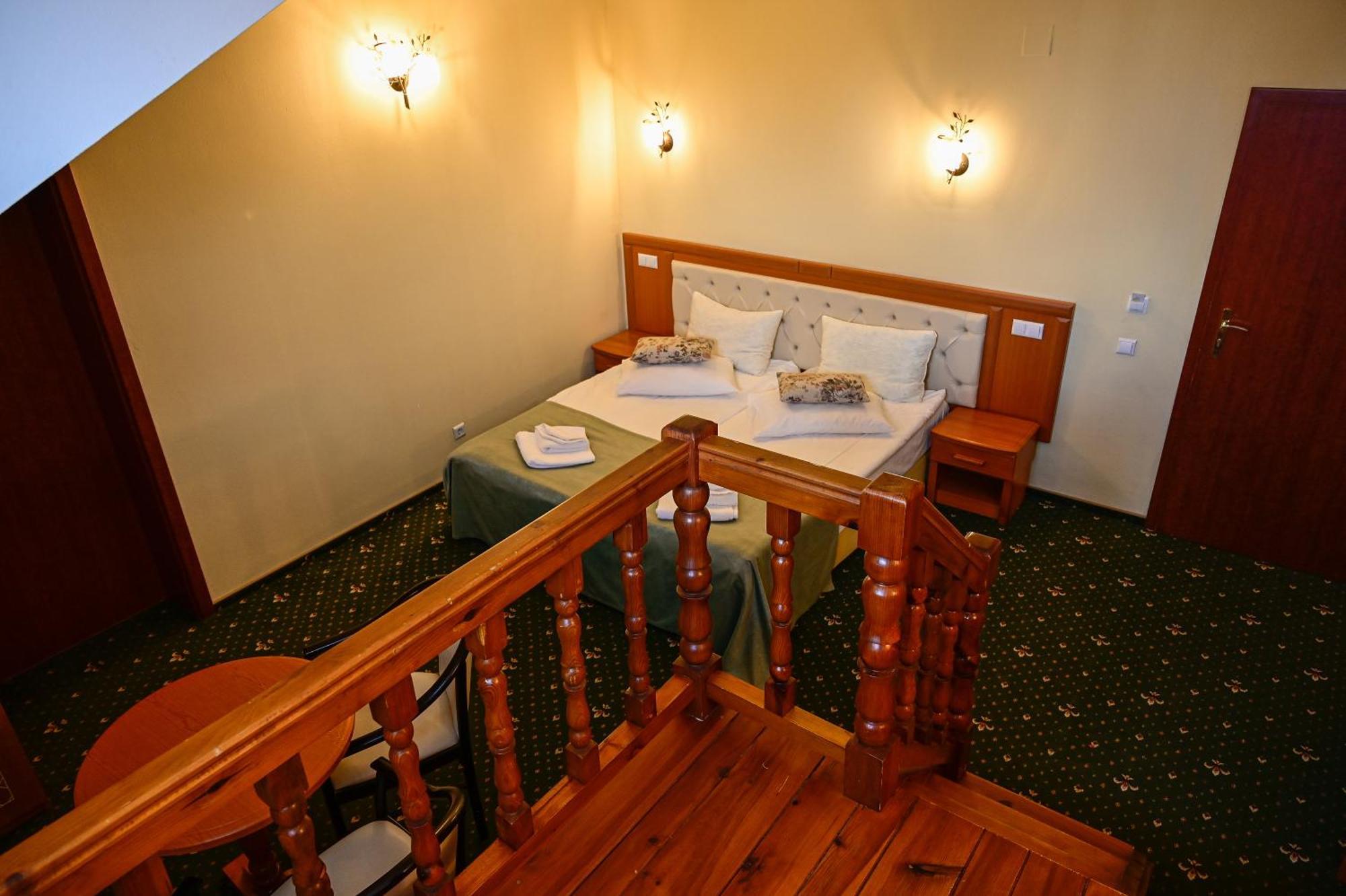 Dreibettzimmer mit Stadtblick
