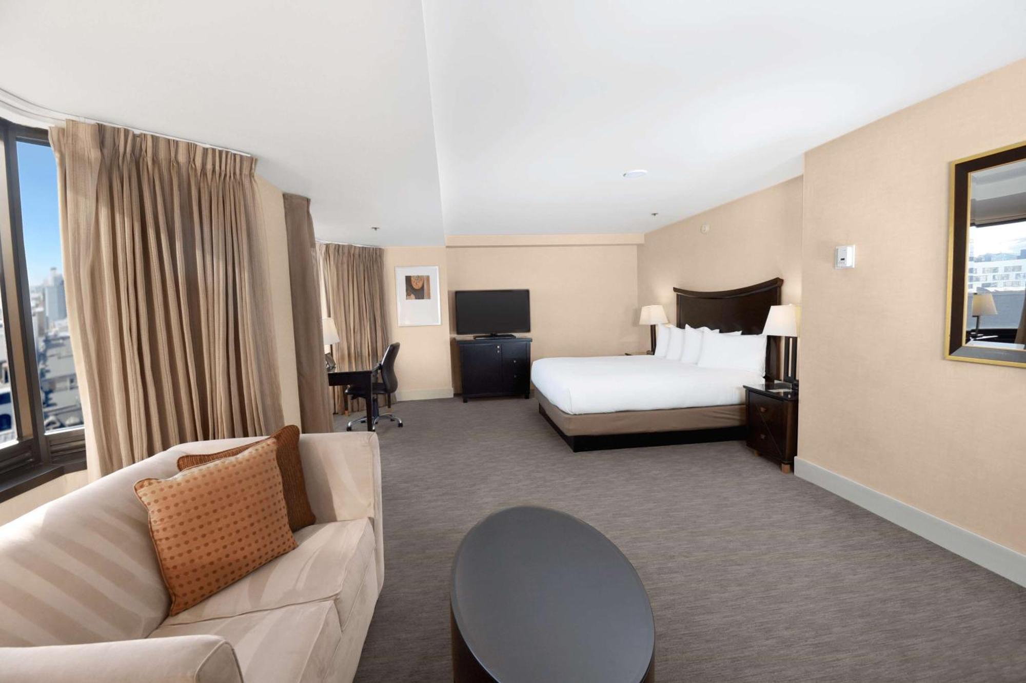 Junior Suite mit Kingsize-Bett und Sitzbereich