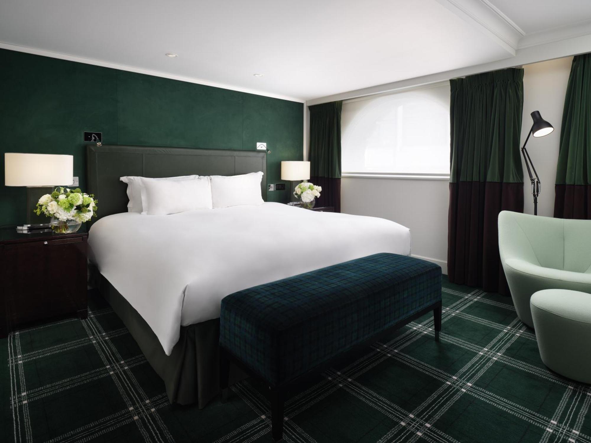 Deluxe Suite mit Kingsize-Bett und separatem Wohnzimmer mit Schlafsofa