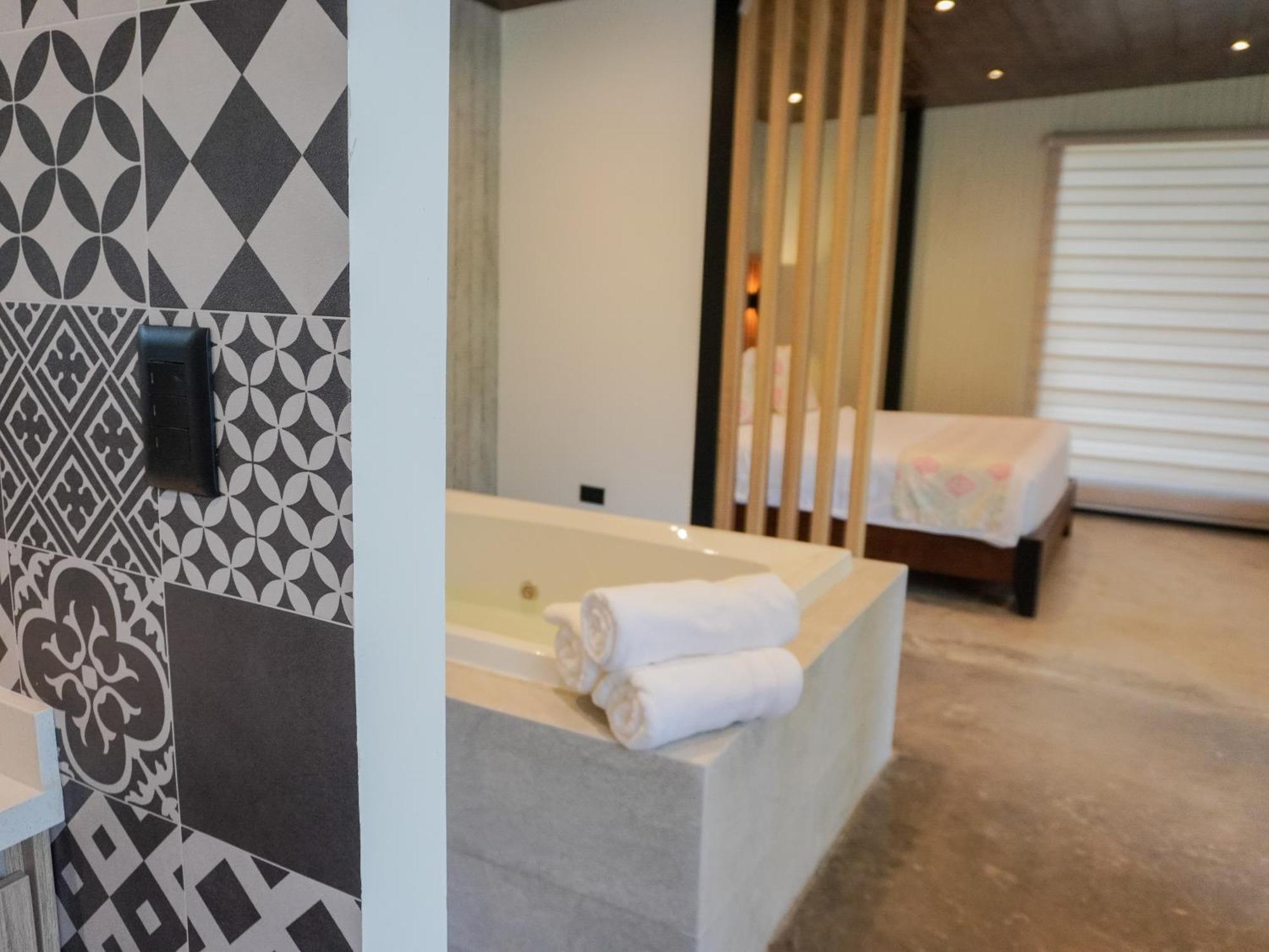Deluxe Suite mit Whirlpool-Badewanne
