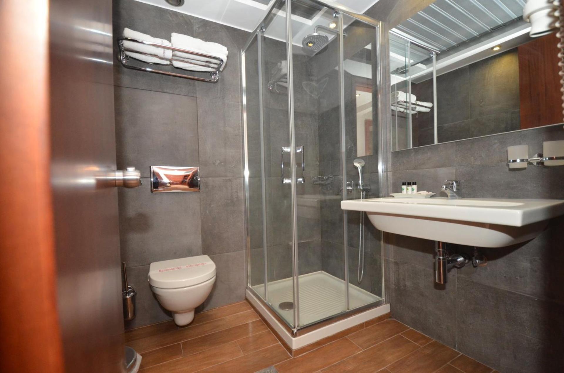 Zweibettzimmer mit Poolblick