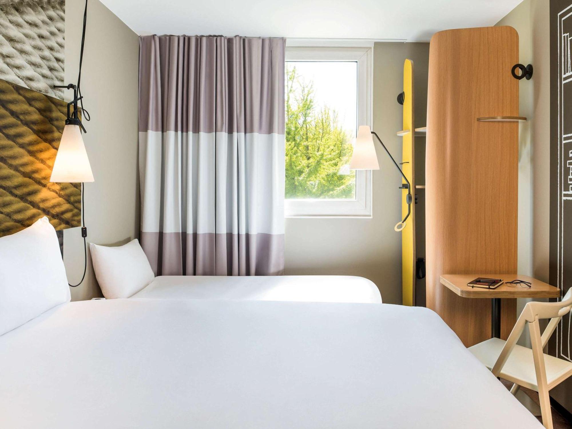 Standard Zimmer mit 1 Doppelbett und 1 Einzelbett