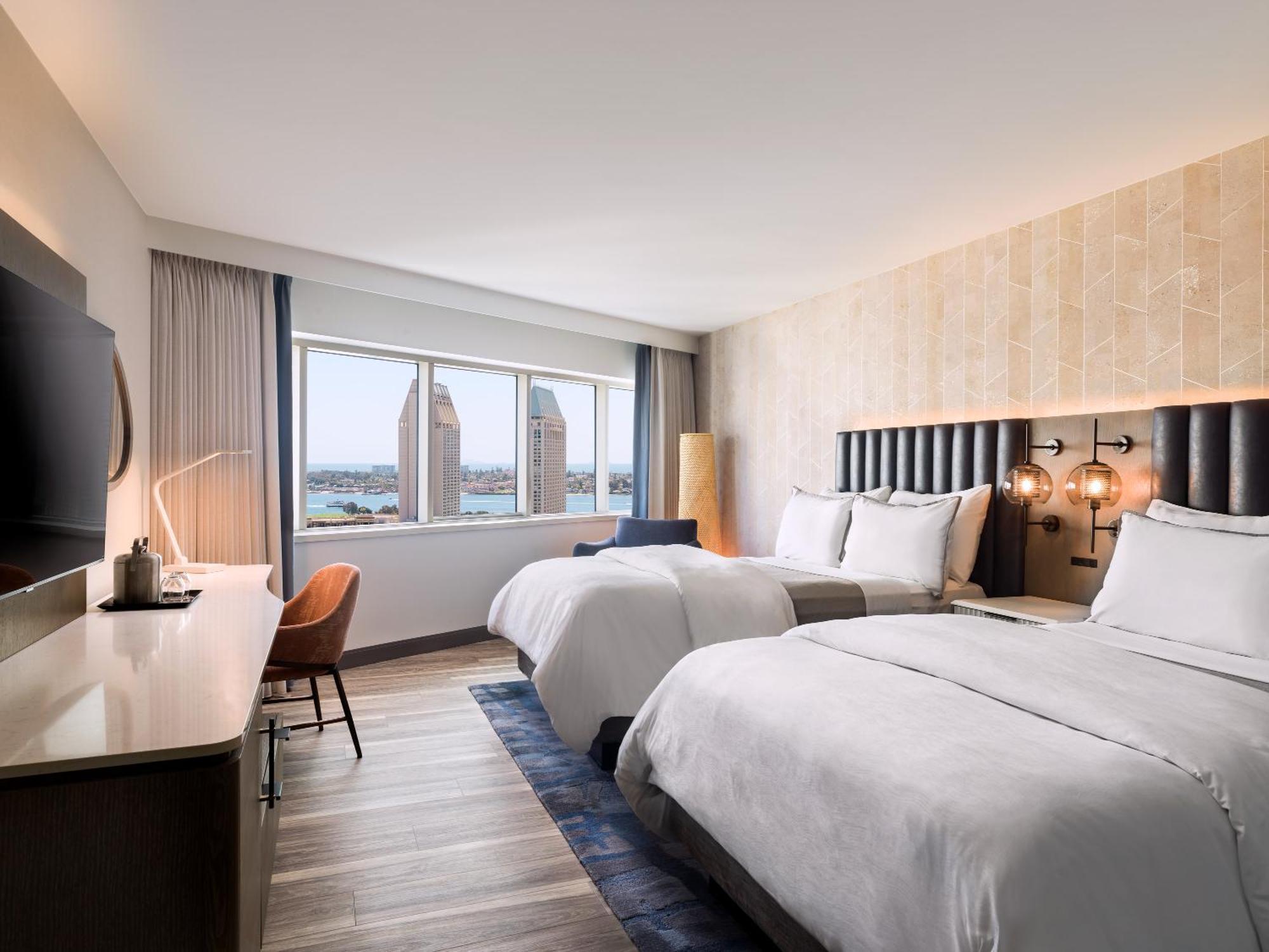 Doppelzimmer mit 2 Doppelbetten und Stadtblick