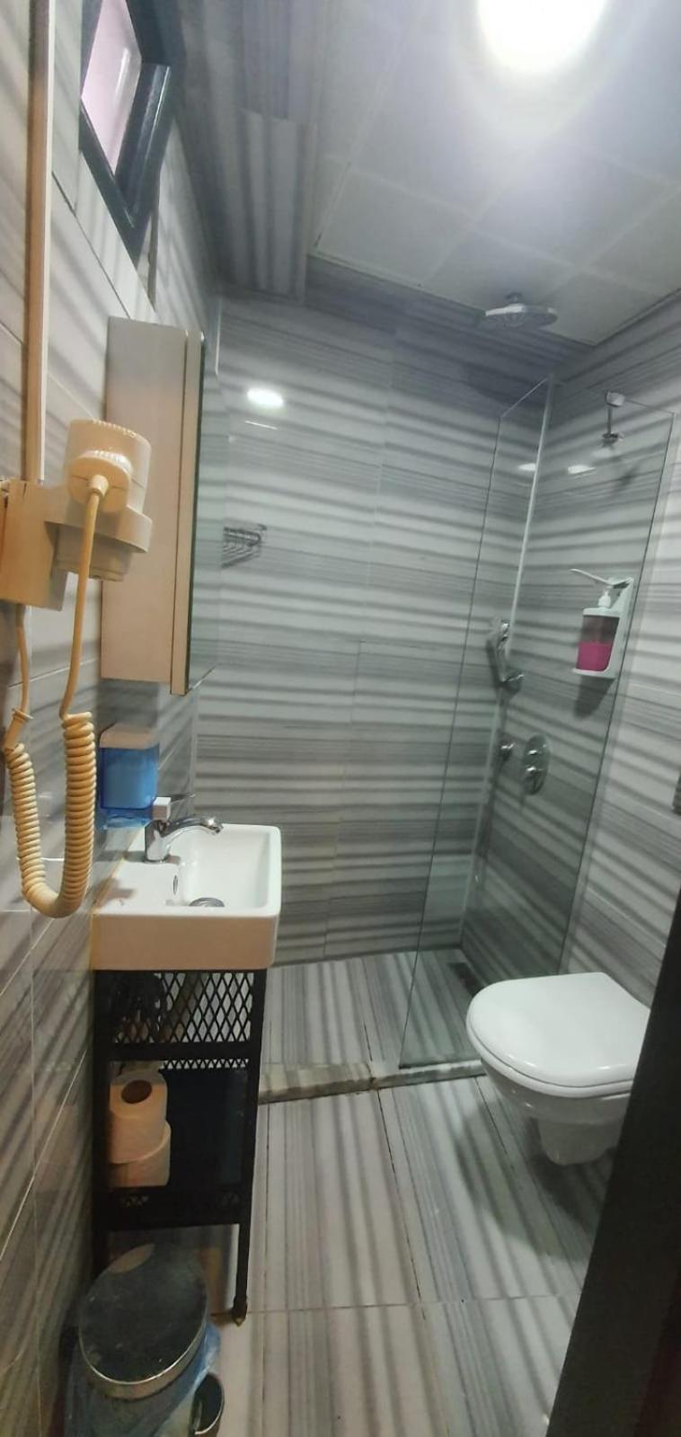 Doppelzimmer mit Balkon und Meerblick