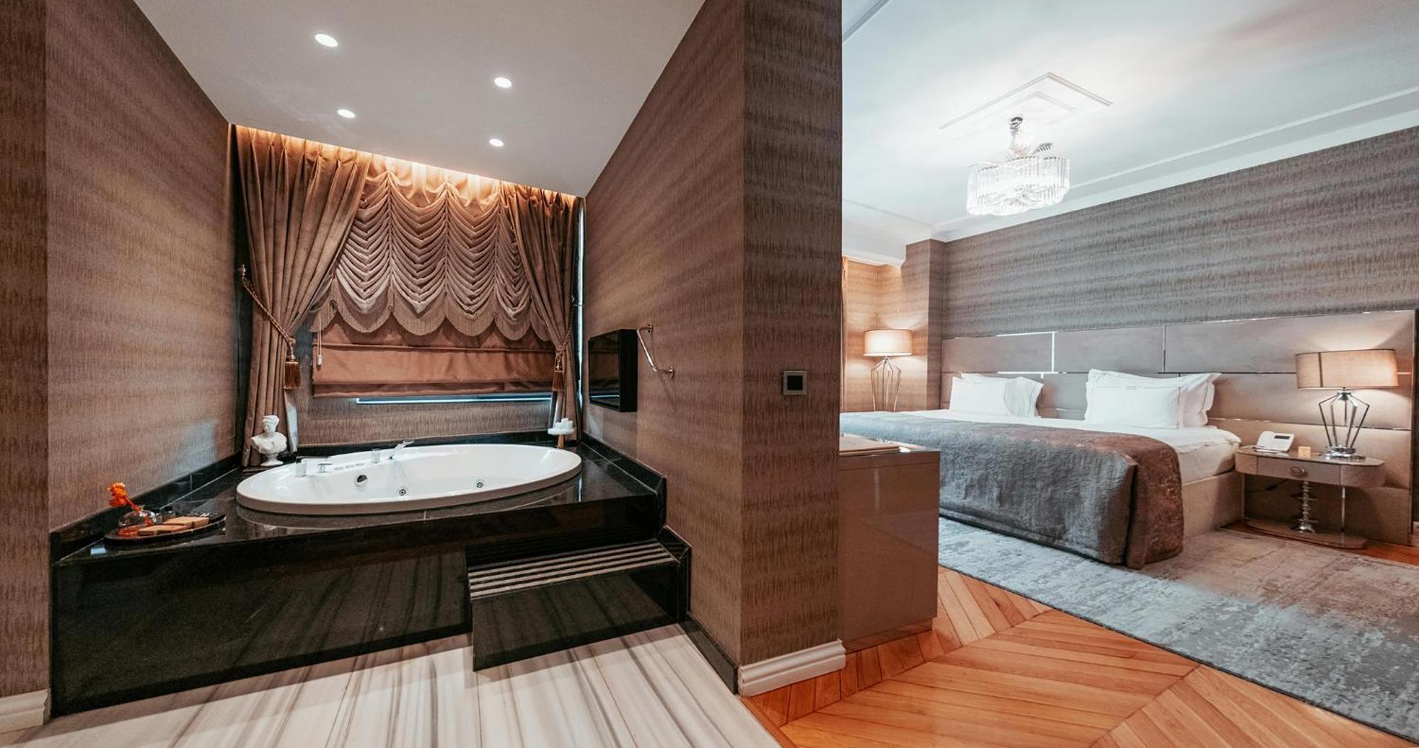 Deluxe Suite mit Whirlpool-Badewanne