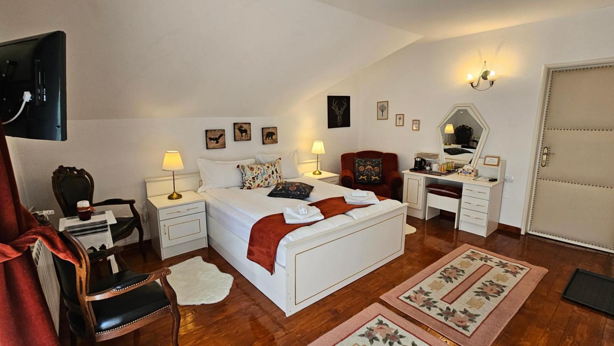 Zimmer mit Kingsize-Bett und Bergblick