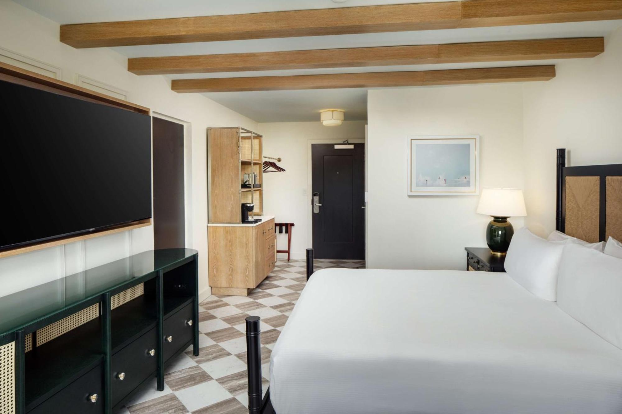 Zimmer mit Kingsize-Bett und Ausgang zum Meer