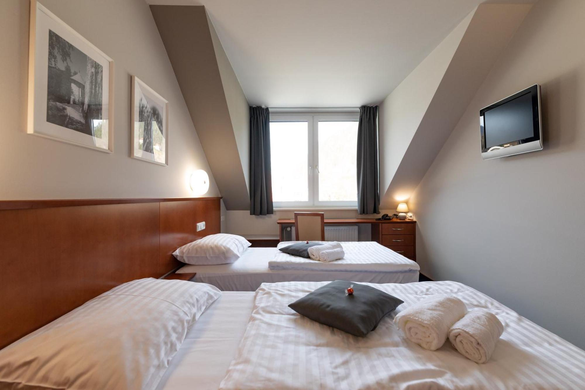 Doppel- oder Zweibettzimmer mit extra langem Bett