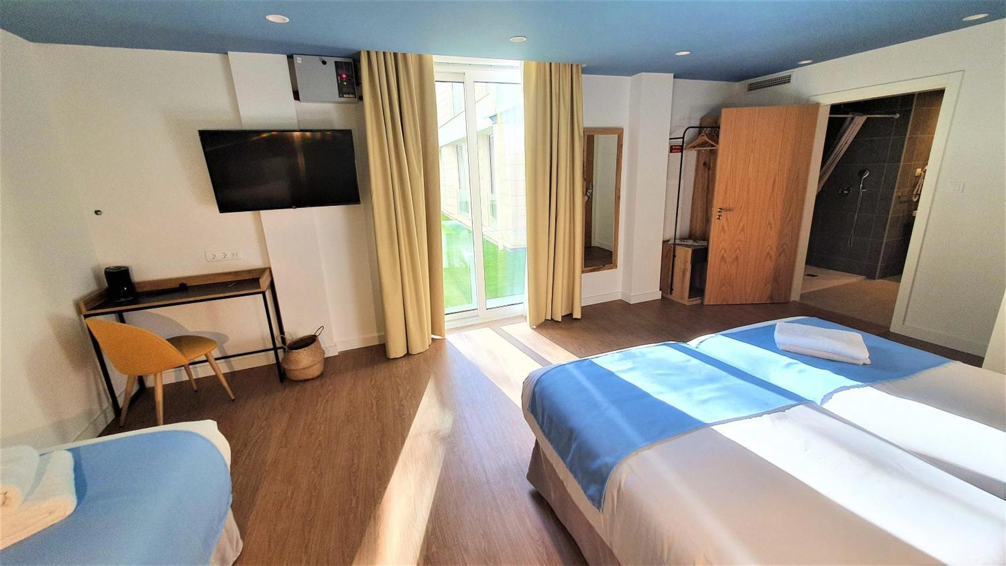 Dreibettzimmer mit Gartenblick