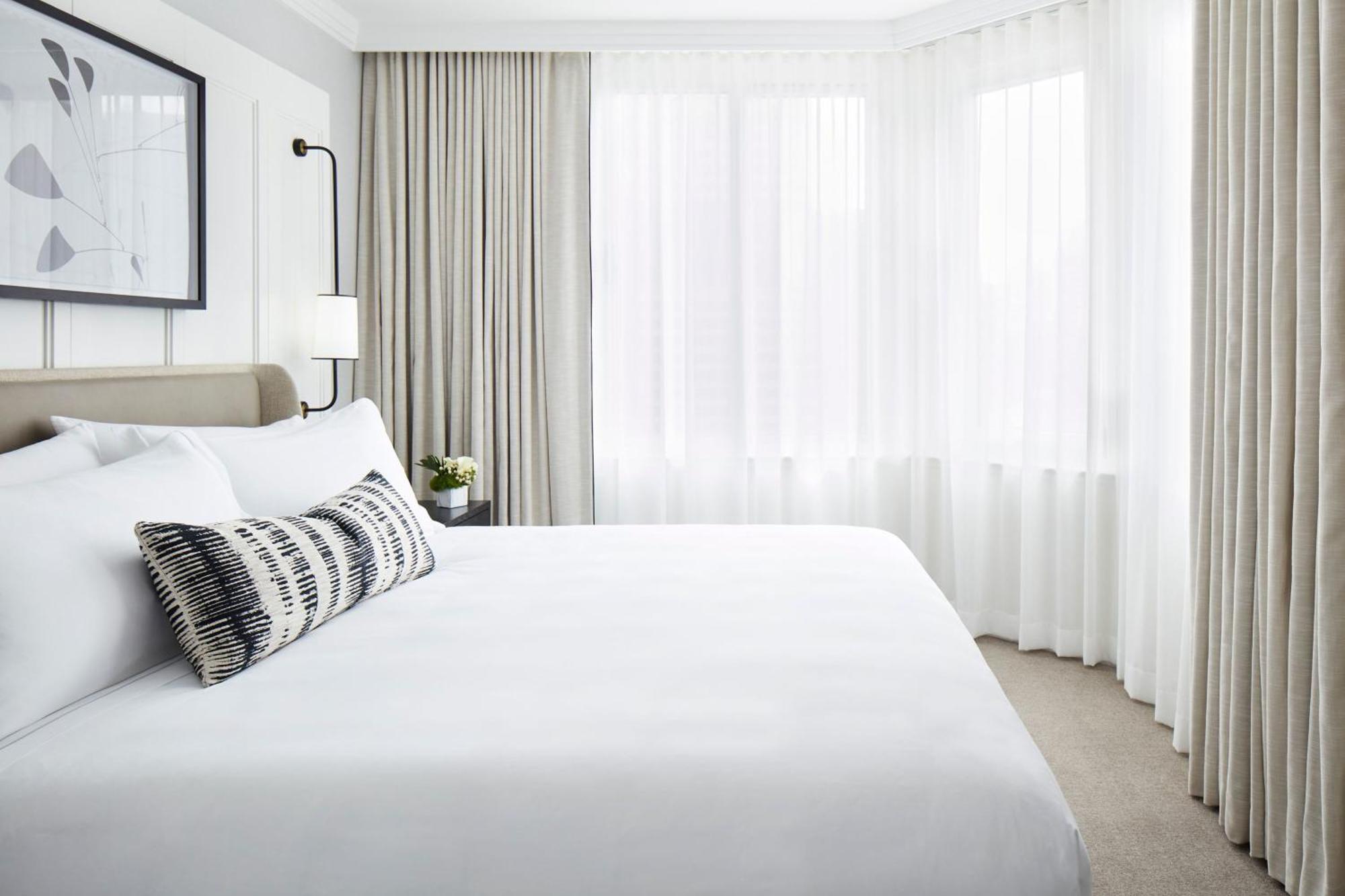 Suite mit 1 Schlafzimmer mit Kingsize-Bett und Blick auf die Skyline