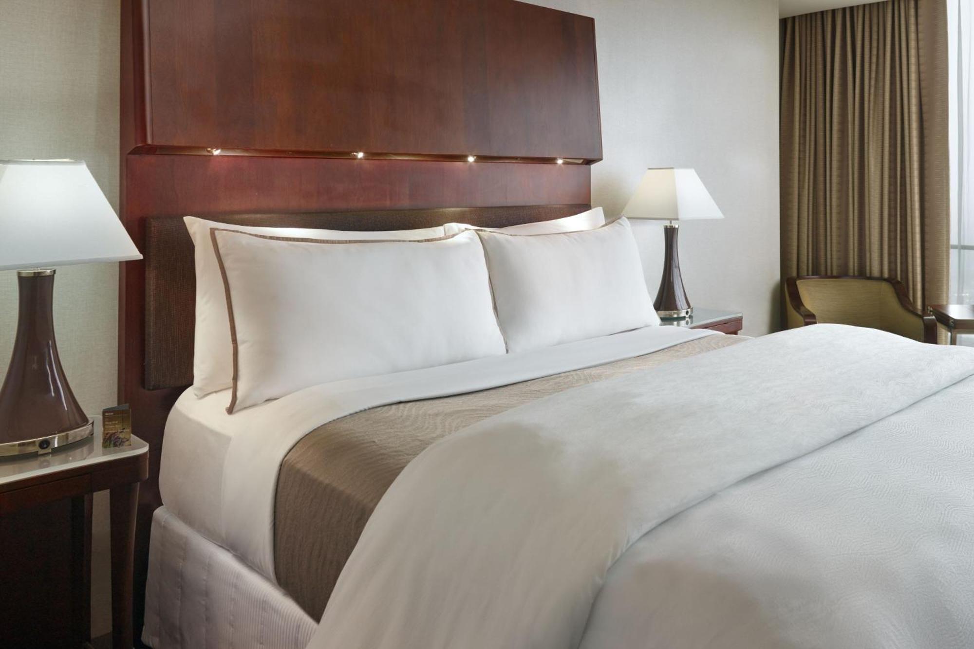 Zimmer mit 1 Kingsize-Bett – Blick auf die Skyline, obere Etage