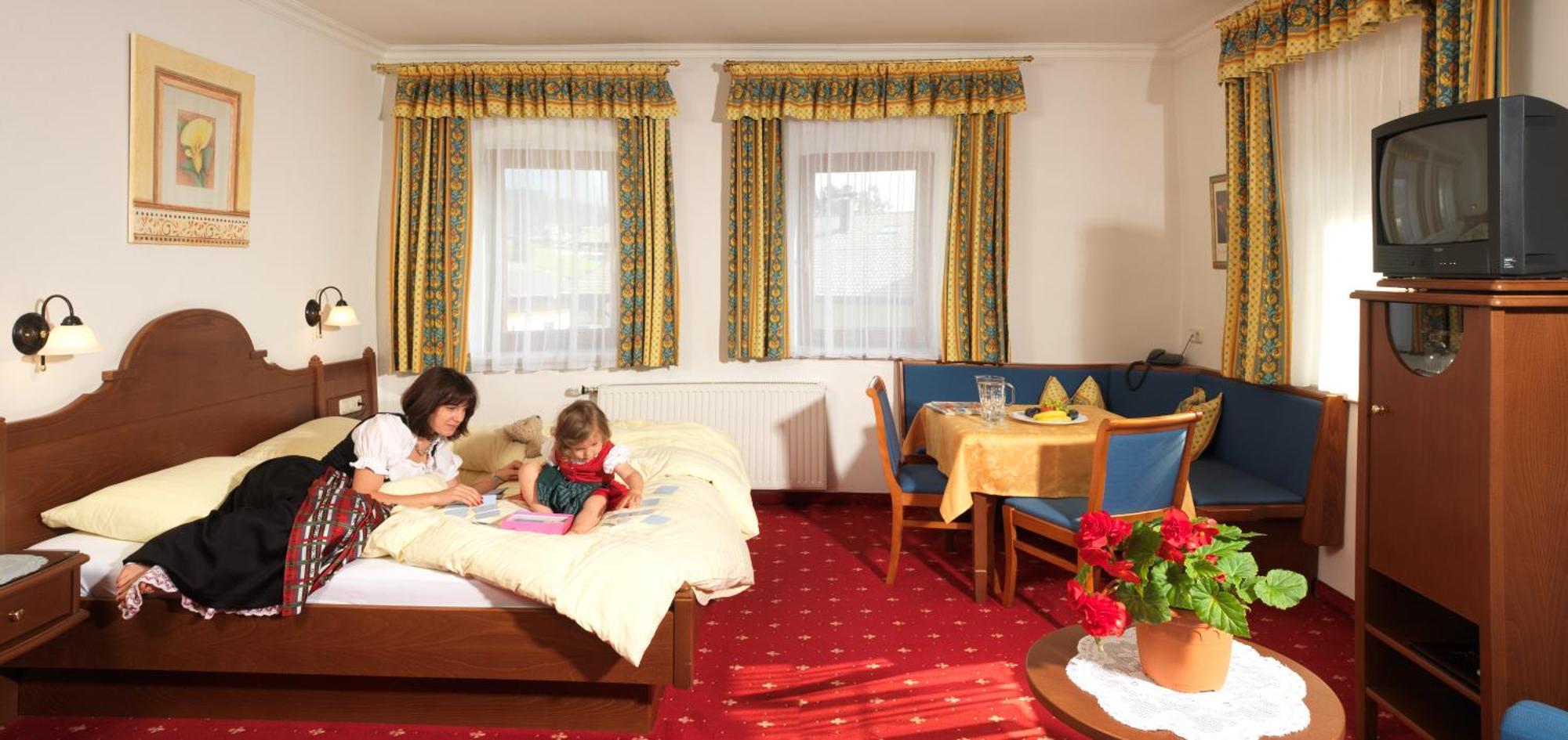 Familienzimmer (2 Erwachsene + 1 Kind)
