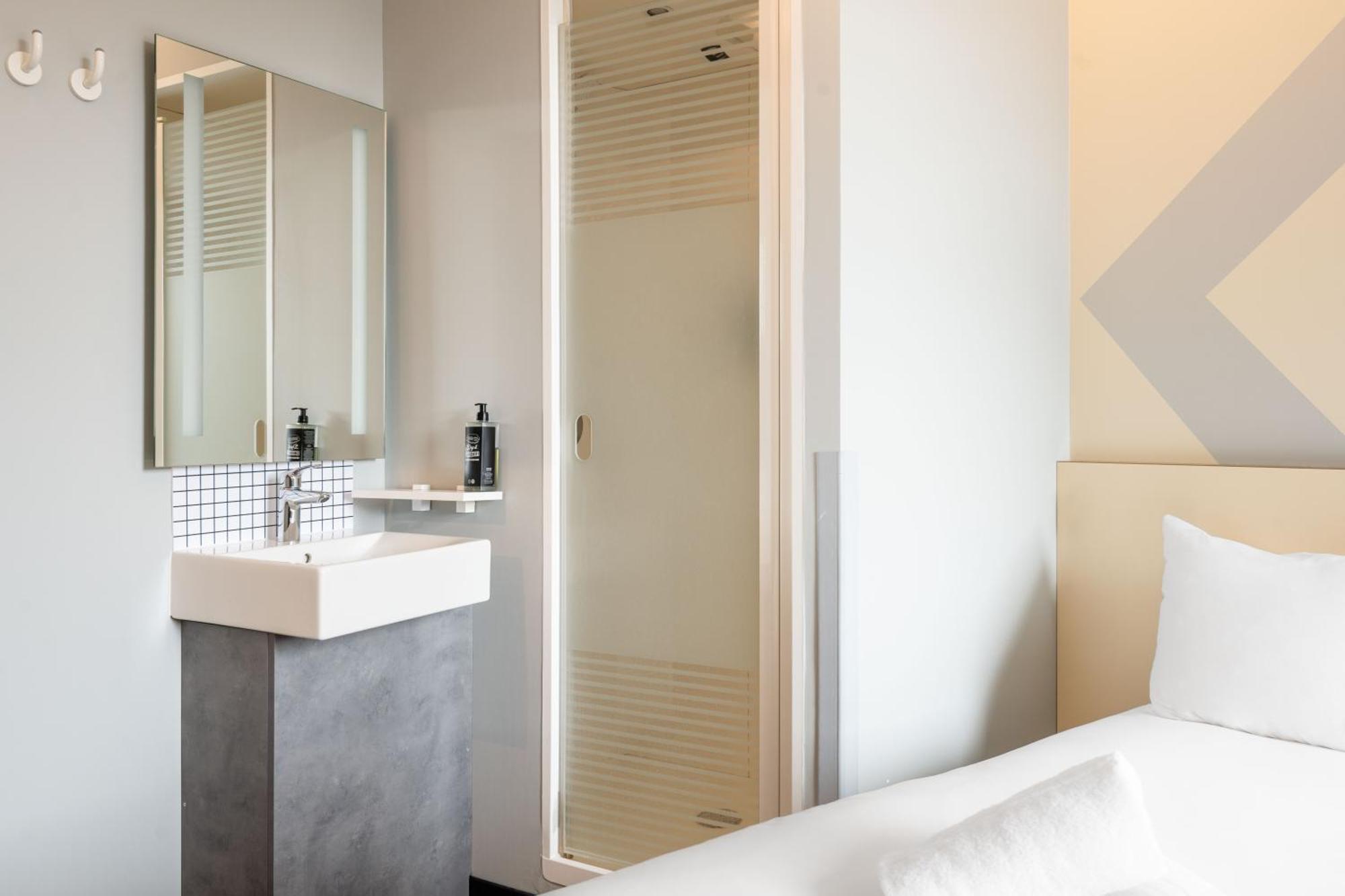 Dreibettzimmer mit 1 Doppelbett und 1 Etagenbett