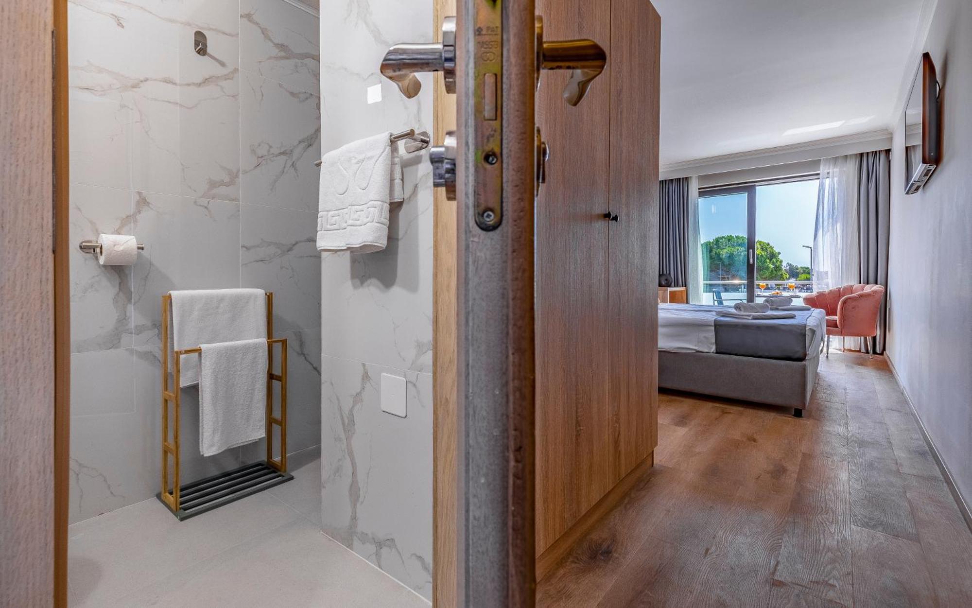 Doppelzimmer mit Balkon und Meerblick