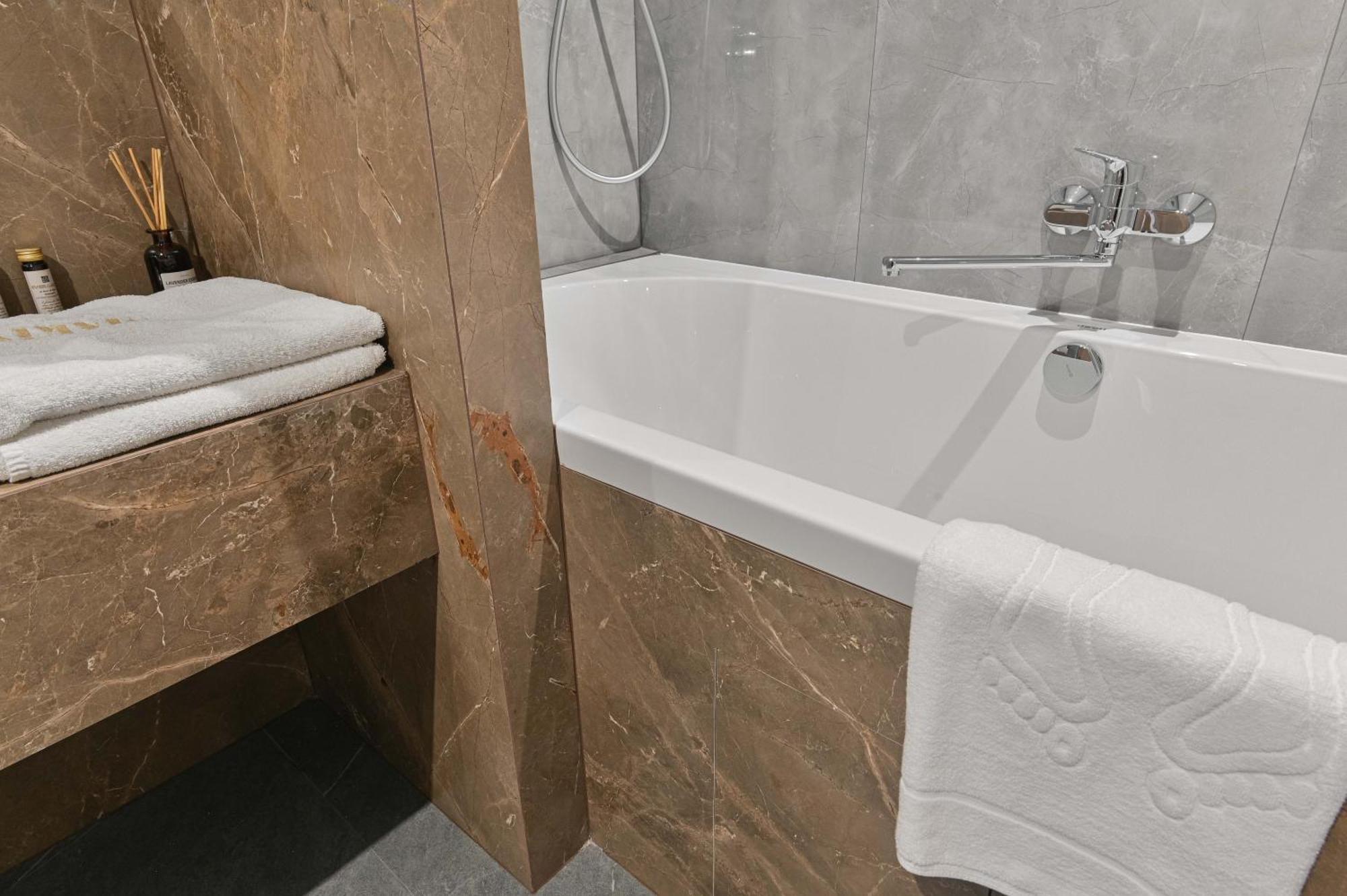 Suite mit Queensize-Bett und Badewanne