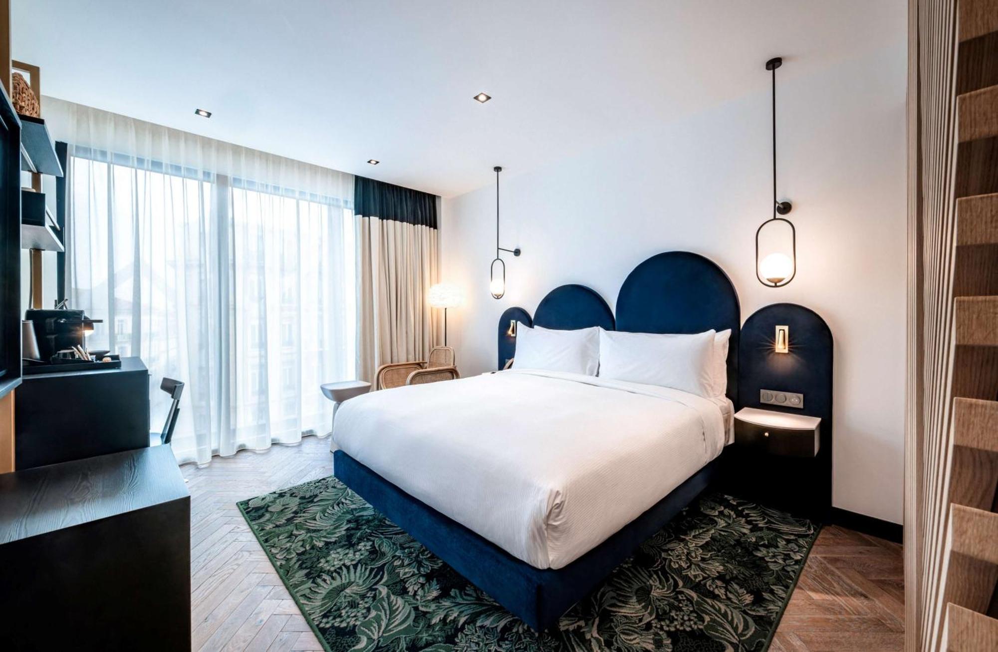 Zimmer mit Kingsize-Bett und Stadtblick