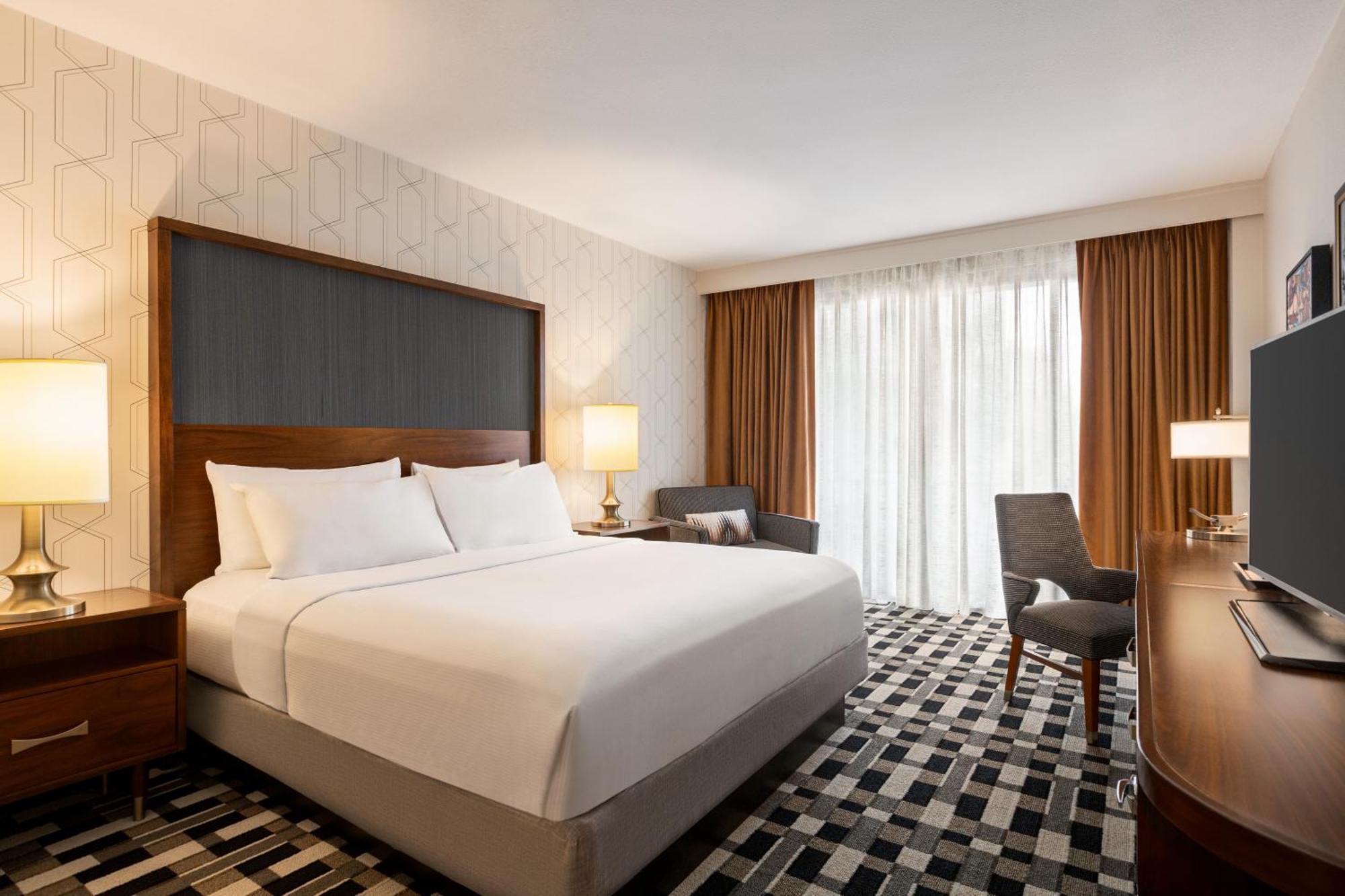 Zimmer mit Kingsize-Bett und Stadt-/Parkblick