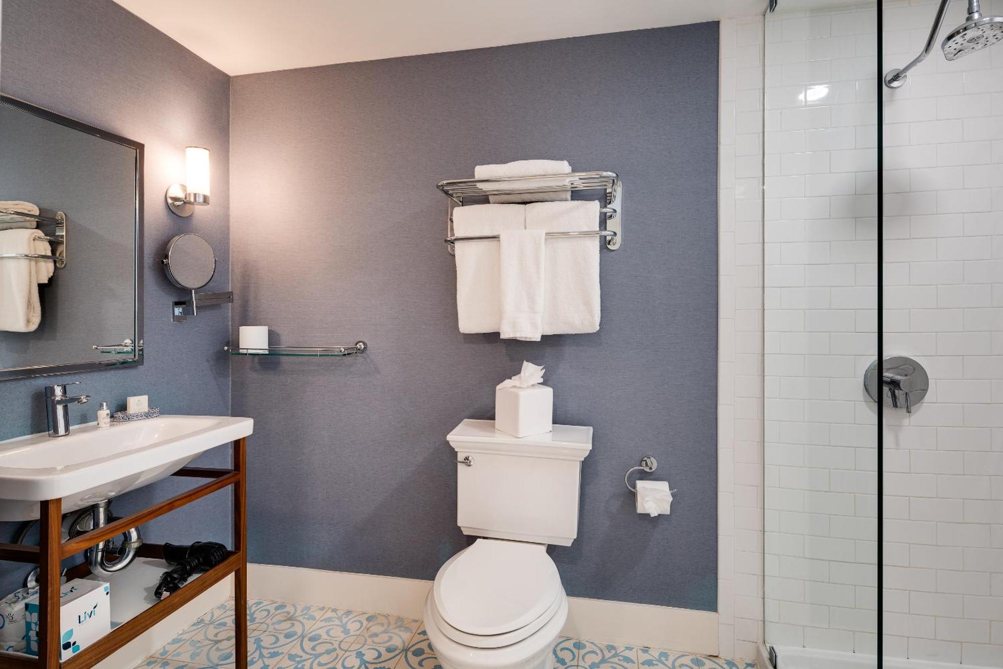 Junior Suite mit Kingsize-Bett und Balkon – Meerseite