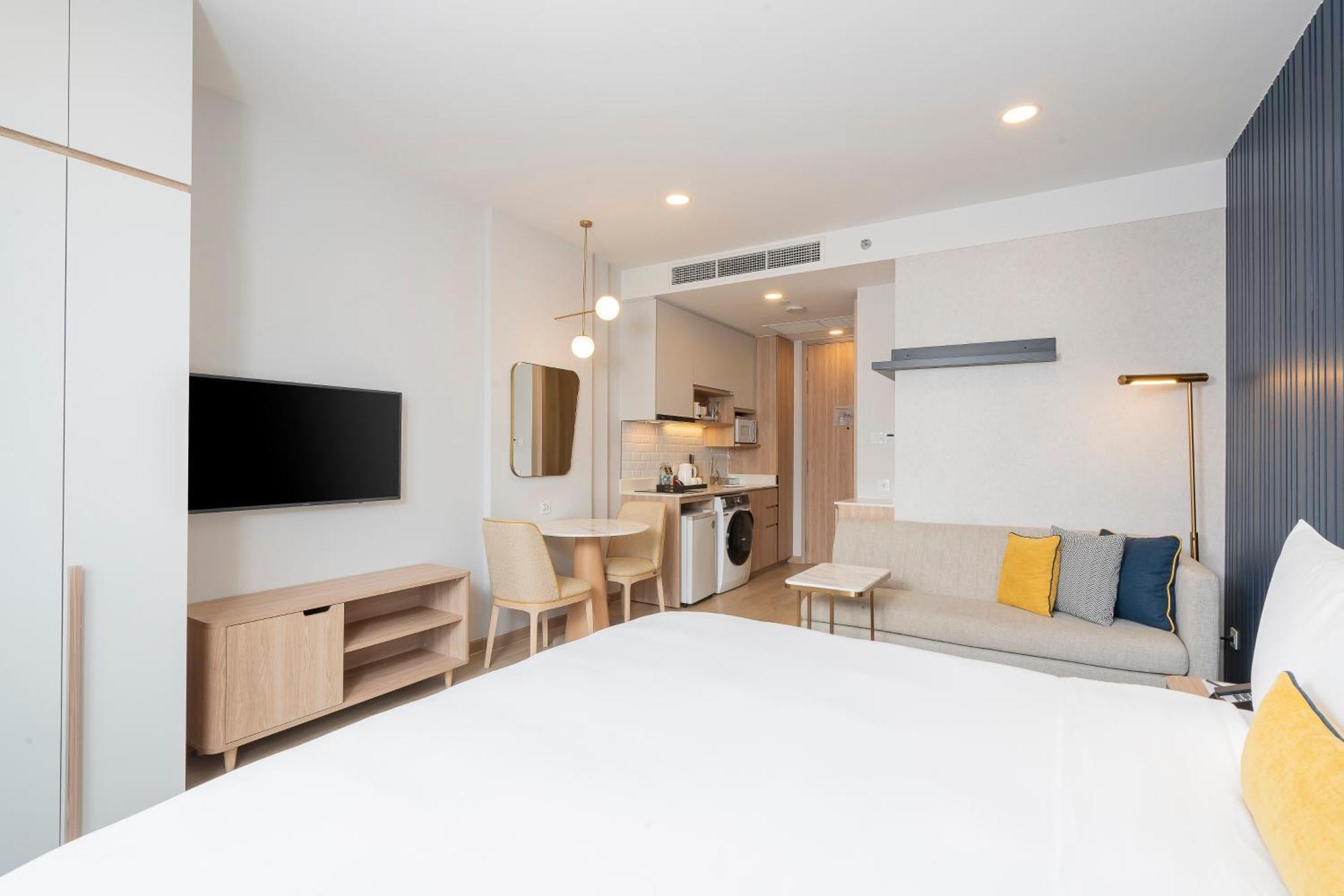 Studiosuite mit Kingsize-Bett und Badewanne – Hochparterre