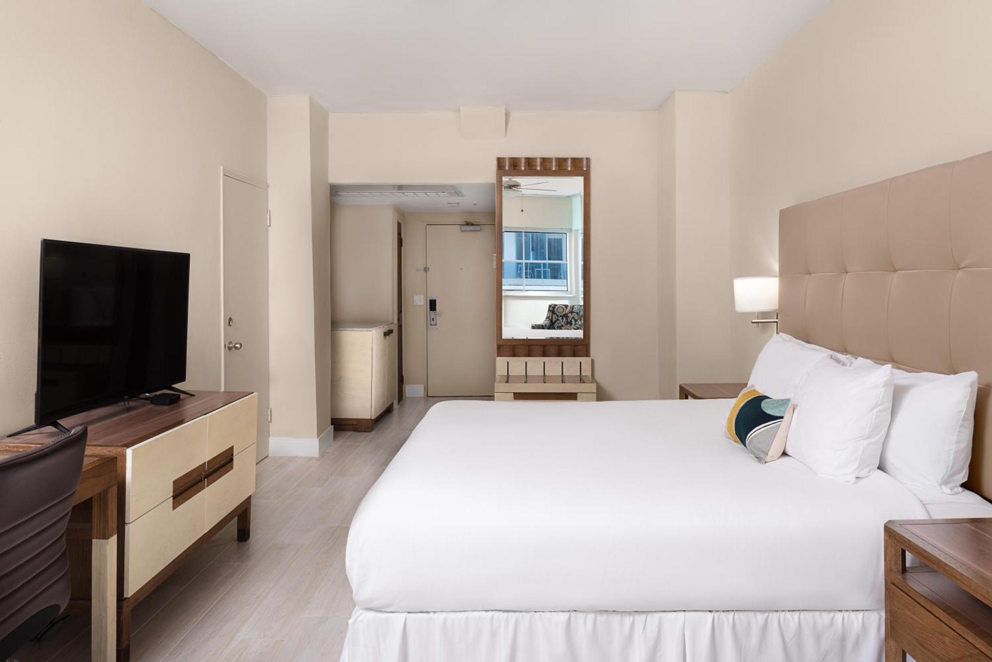Deluxe Zimmer mit Kingsize-Bett und teilweisem Meerblick