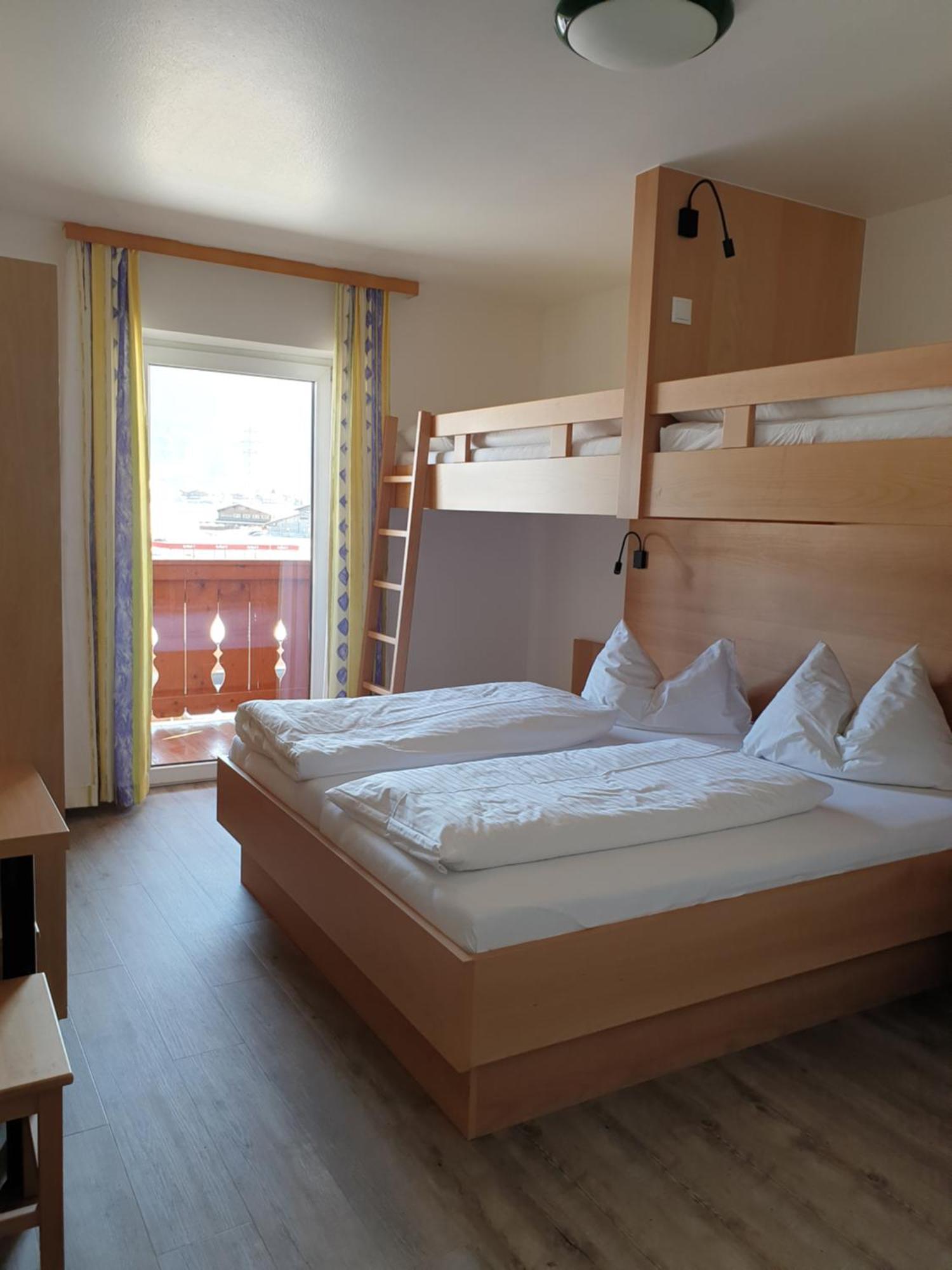 Vierbettzimmer mit Balkon